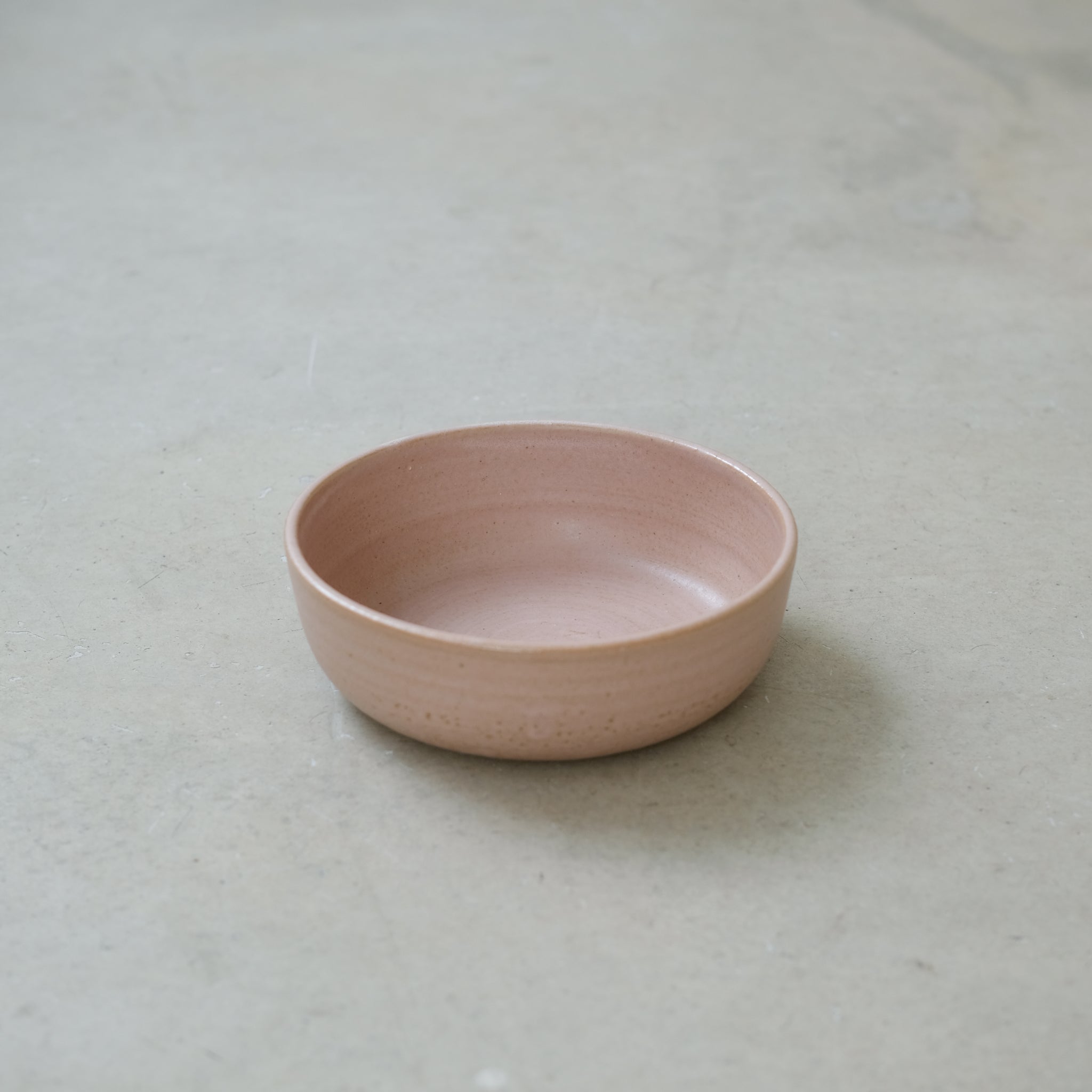 Bol en grès, rose mat par Nolwenn Baillet chez Brutal Ceramics