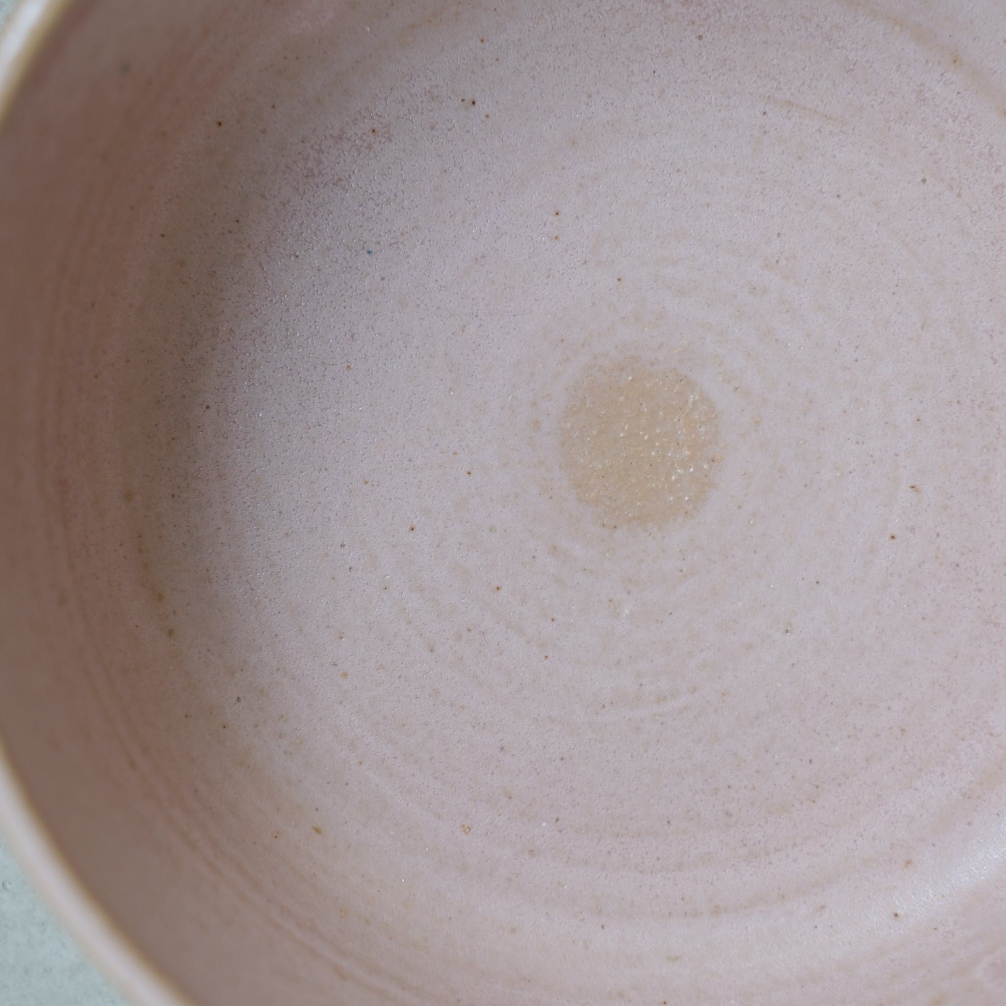 Bol en grès, rose mat par Nolwenn Baillet chez Brutal Ceramics