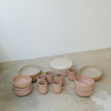 Assiette en grès, beige par Nolwenn Baillet chez Brutal Ceramics