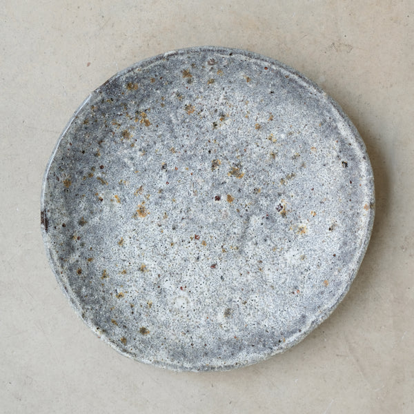 Assiette en terre glanée D19cm - Gris Blanc par Potry chez Brutal Ceramics