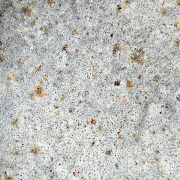 Assiette en terre glanée D19cm - Gris Blanc par Potry chez Brutal Ceramics