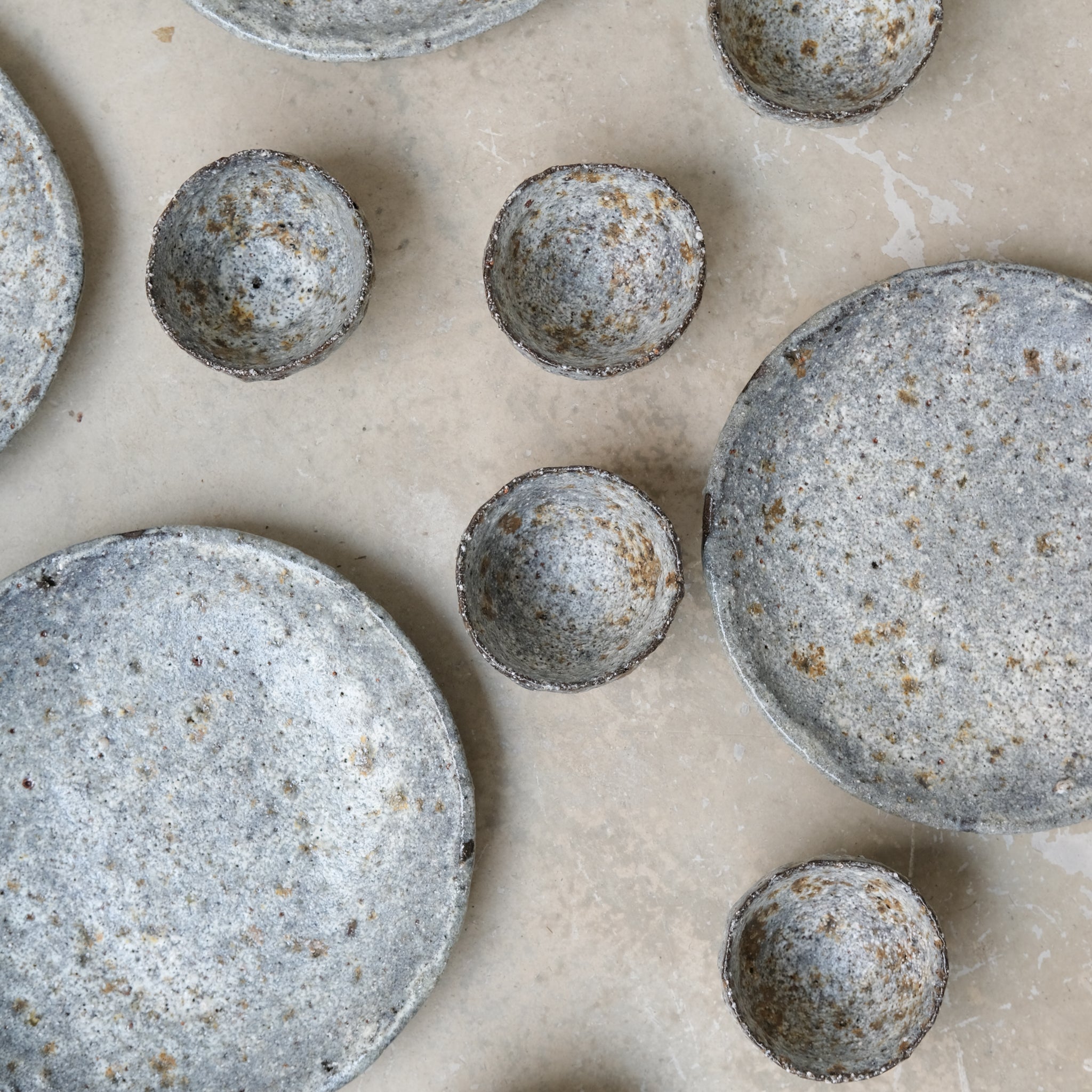 Assiette en terre glanée D19cm - Gris Blanc par Potry chez Brutal Ceramics
