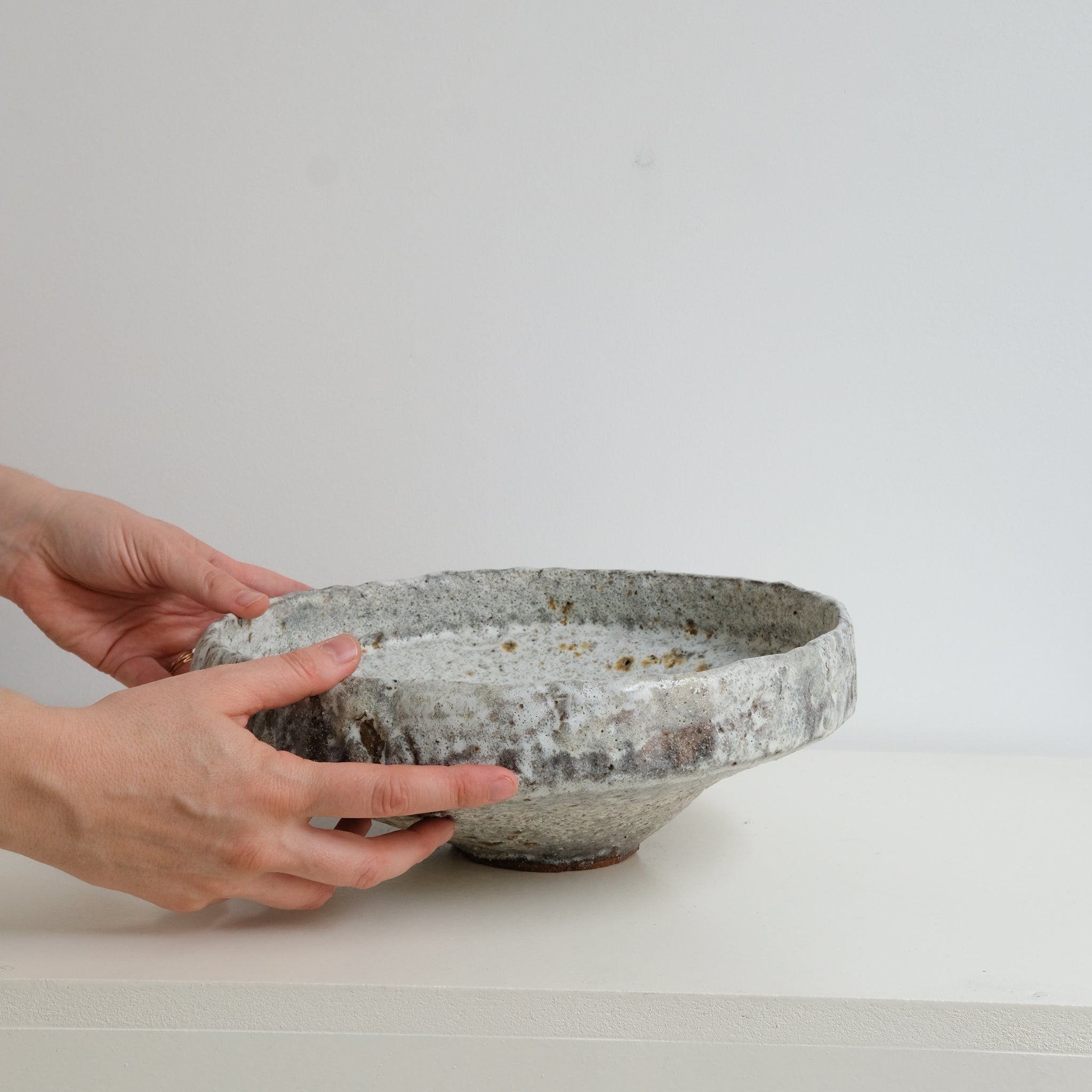 Coupe en terre glanée D 28cm - Gris Blanc par Potry chez Brutal 