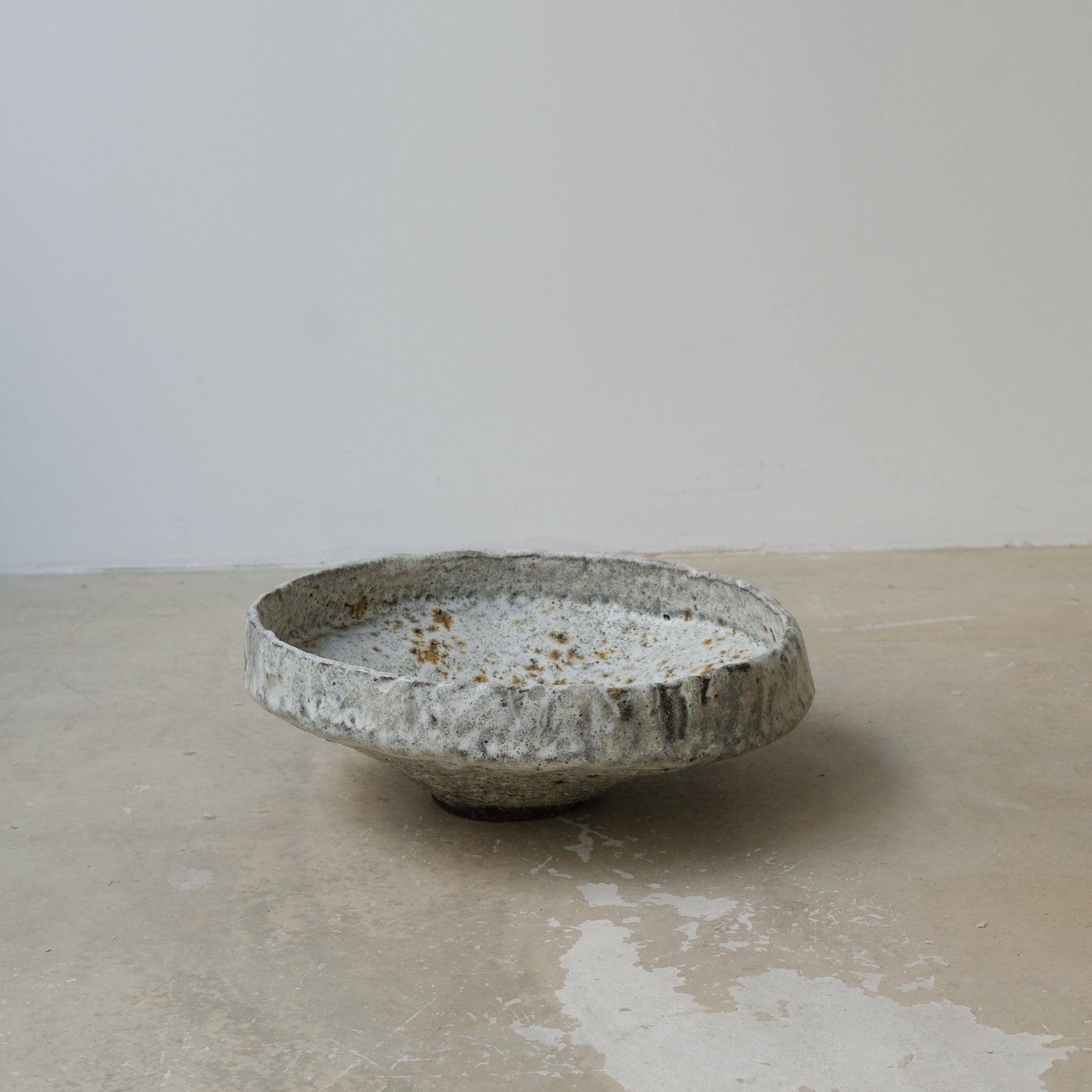 Coupe en terre glanée D 28cm - Gris Blanc par Potry chez Brutal 