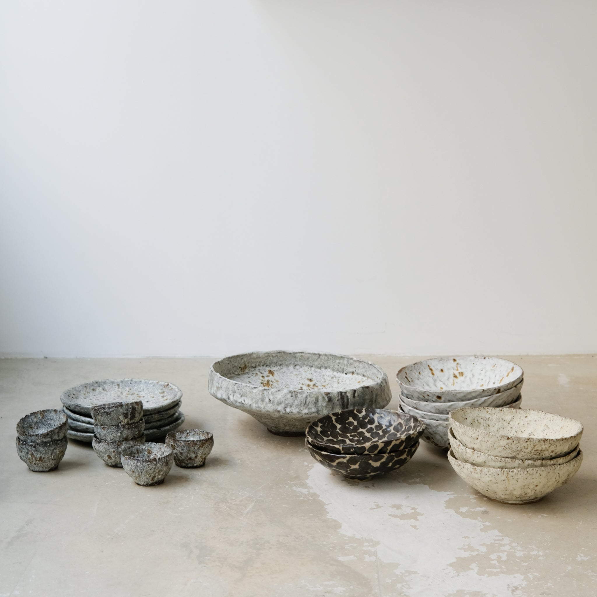 Assiette en terre glanée D19cm - Gris Blanc par Potry chez Brutal Ceramics