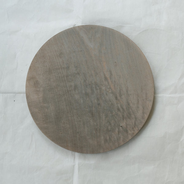 Assiette plate en érable japonais D27cm - gris brun de Yu Uchida chez Brutal Ceramics