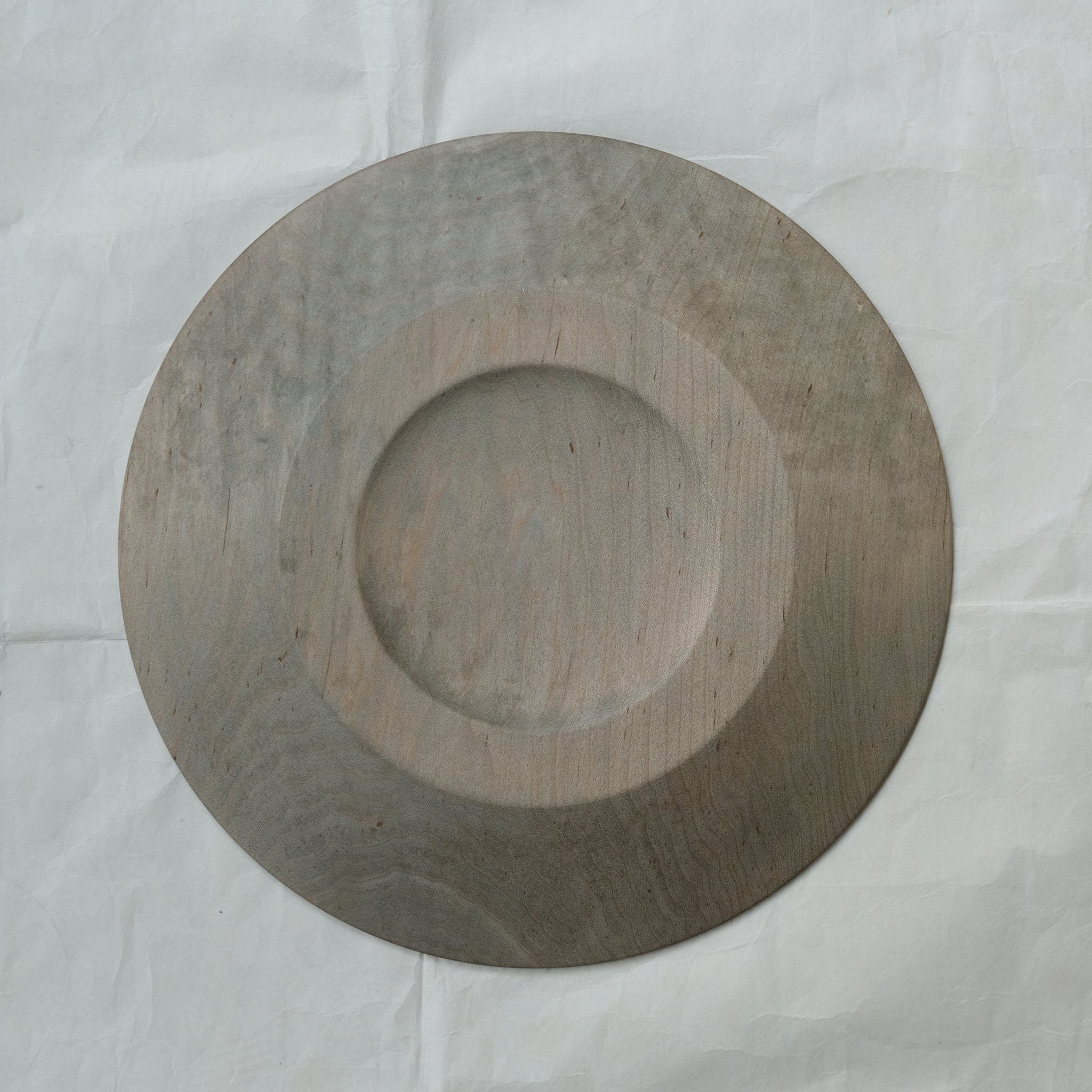 Assiette plate en érable japonais D27cm - gris brun de Yu Uchida chez Brutal Ceramics
