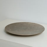 Assiette plate en érable japonais D27cm - gris brun de Yu Uchida chez Brutal Ceramics