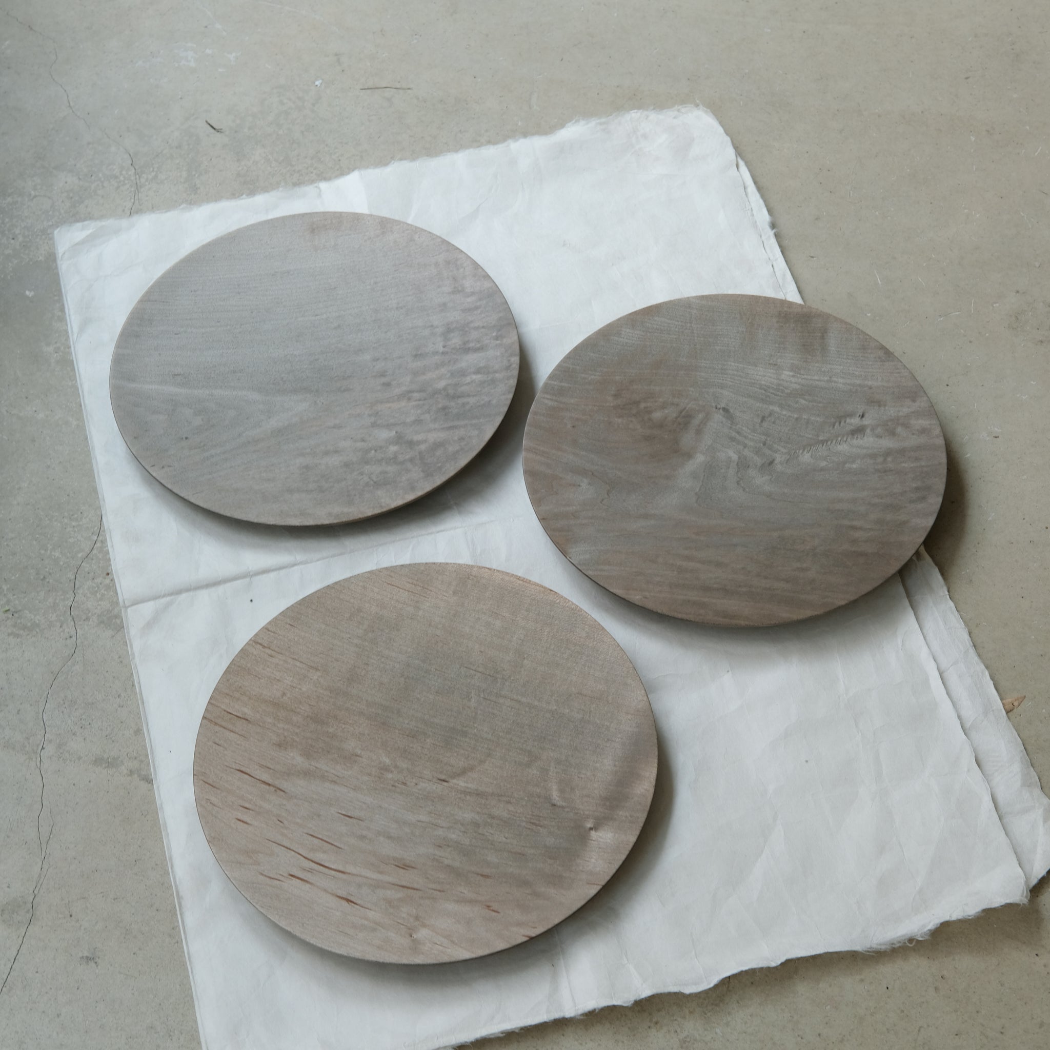 Assiette plate en érable japonais D27cm - gris brun de Yu Uchida chez Brutal Ceramics