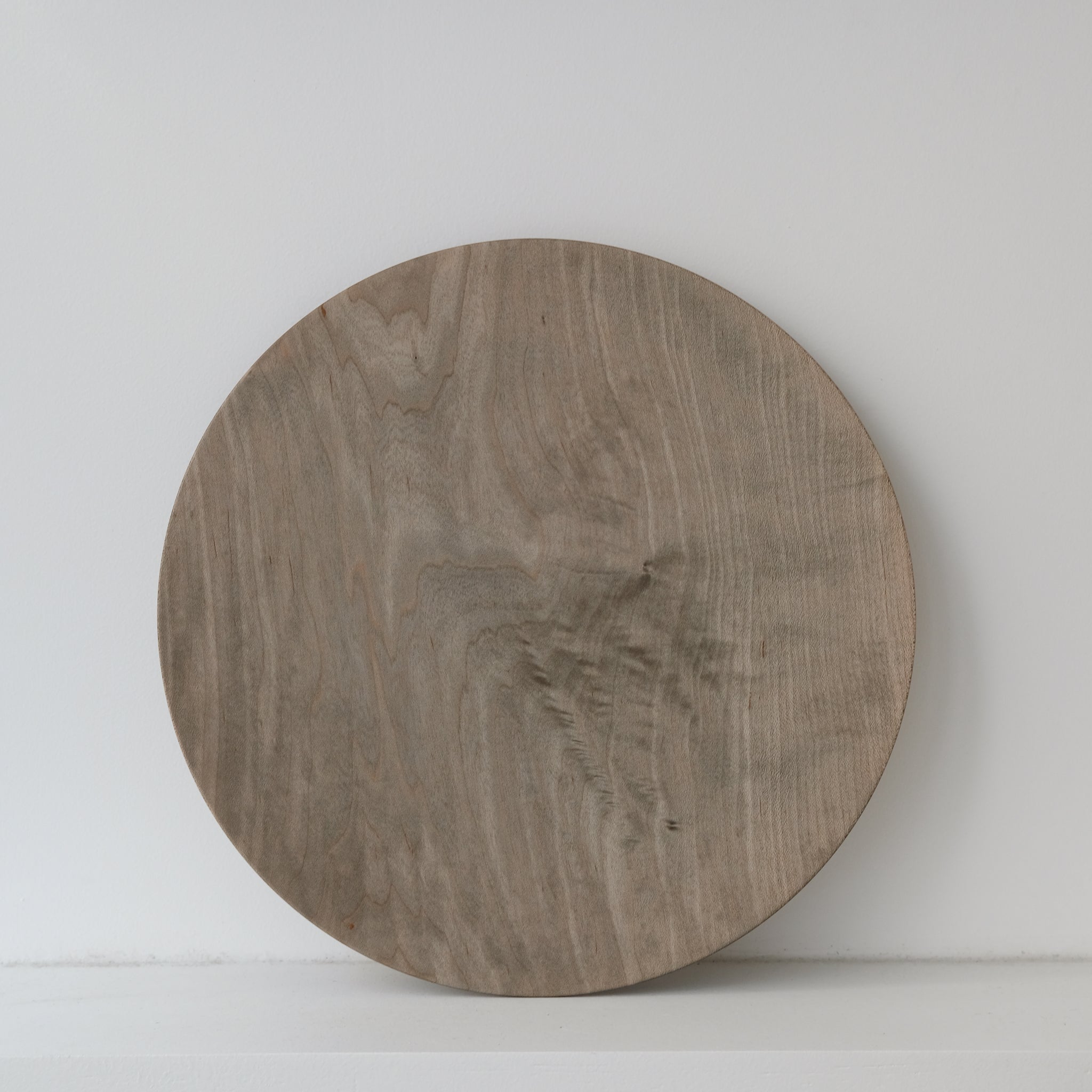 Assiette plate en érable japonais D27cm - gris brun de Yu Uchida chez Brutal Ceramics