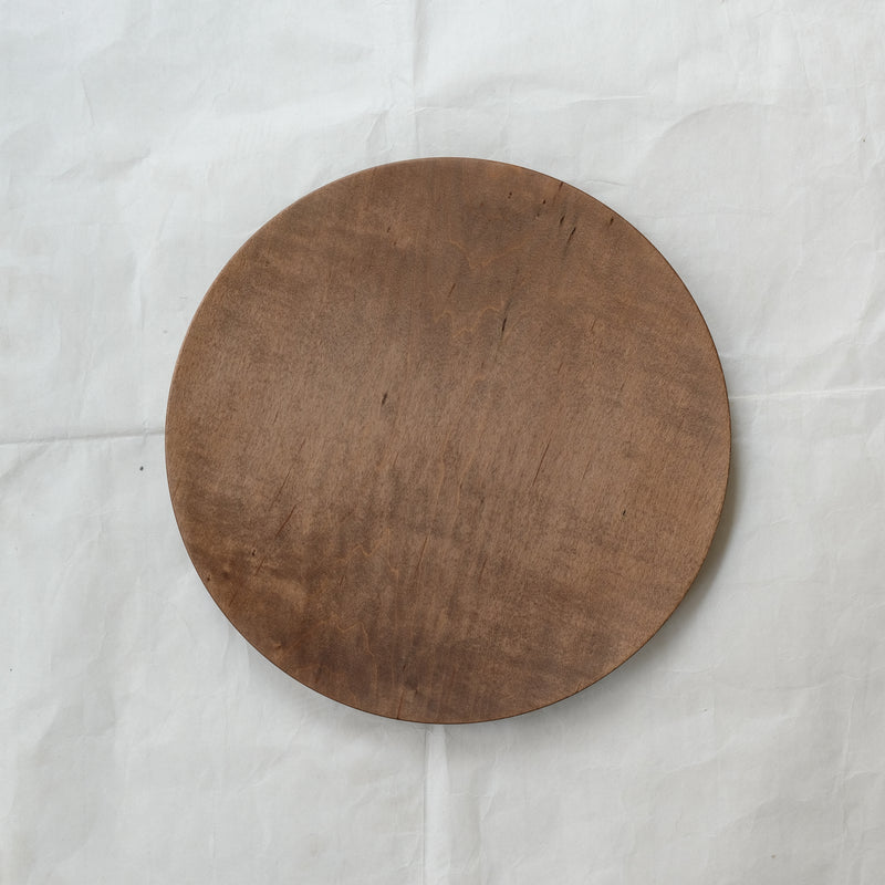 Assiette plate en érable japonais D27cm - marron de Yu Uchida chez Brutal Ceramics