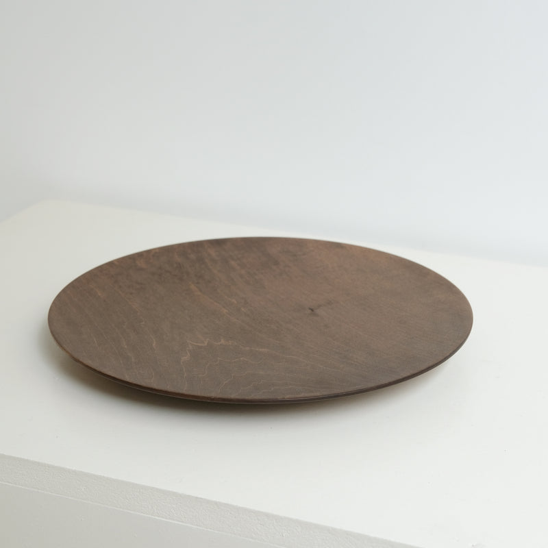 Assiette plate en érable japonais D27cm - marron de Yu Uchida chez Brutal Ceramics