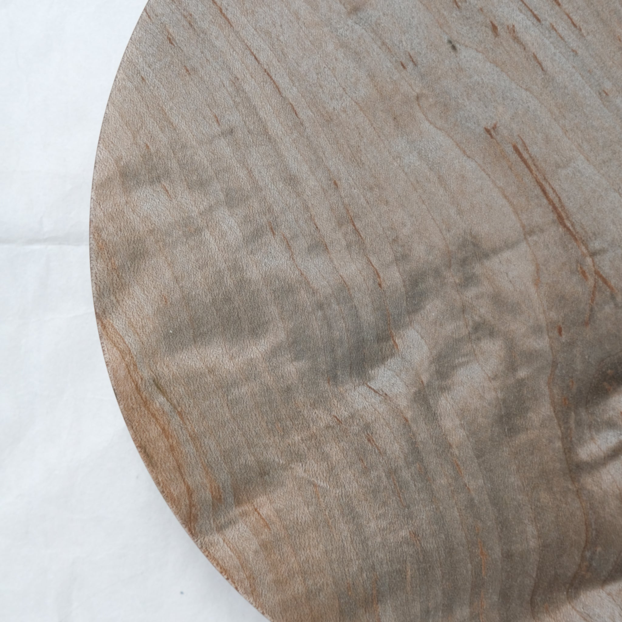 Assiette plate en érable japonais D24cm - gris brun de Yu Uchida chez Brutal Ceramics