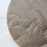 Assiette plate en érable japonais D24cm - gris brun de Yu Uchida chez Brutal Ceramics
