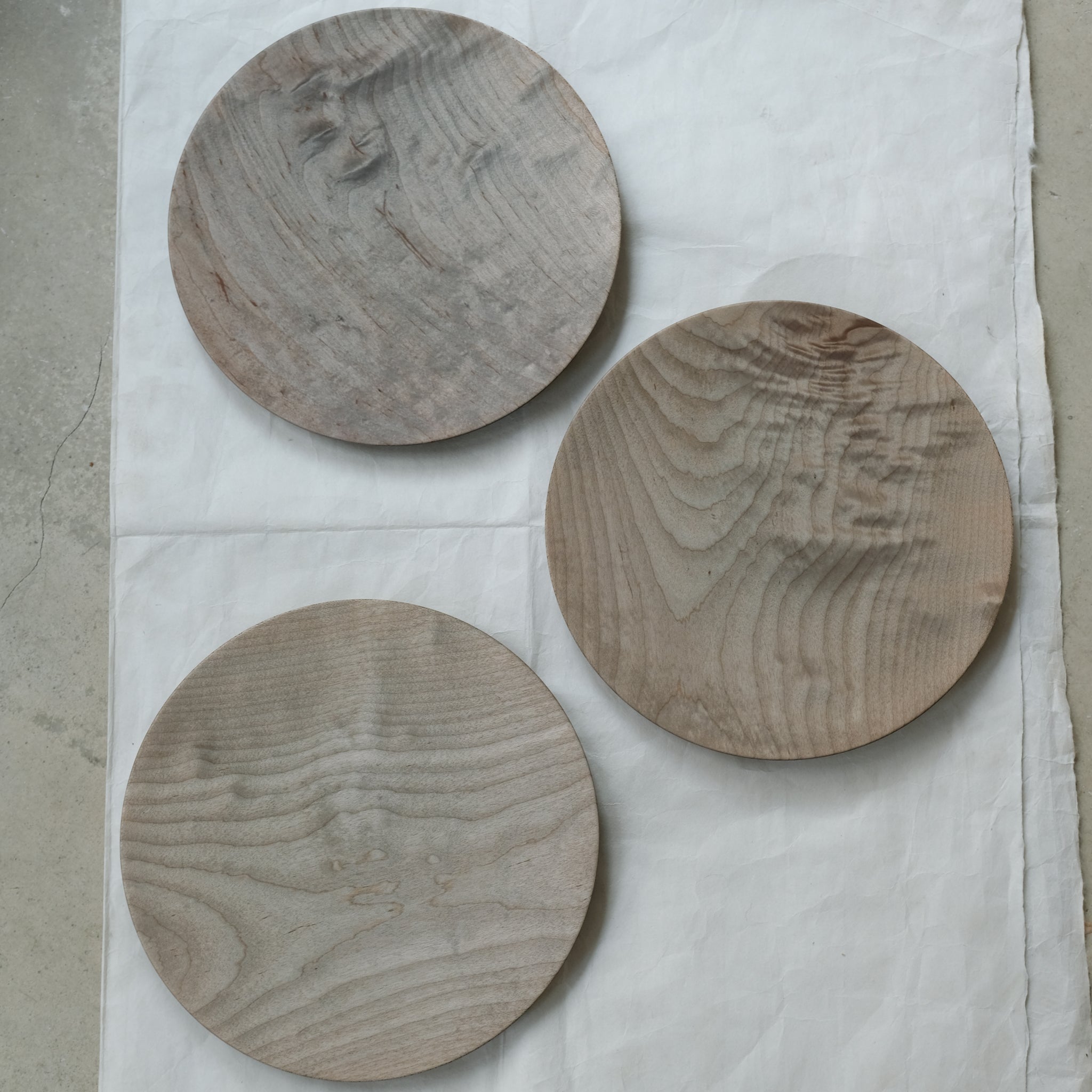 Assiette plate en érable japonais D24cm - gris brun de Yu Uchida chez Brutal Ceramics