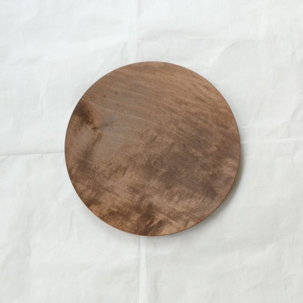 Assiette plate en érable japonais D24cm - marron de Yu Uchida chez Brutal Ceramics