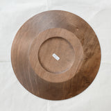 Assiette plate en érable japonais D24cm - marron de Yu Uchida chez Brutal Ceramics