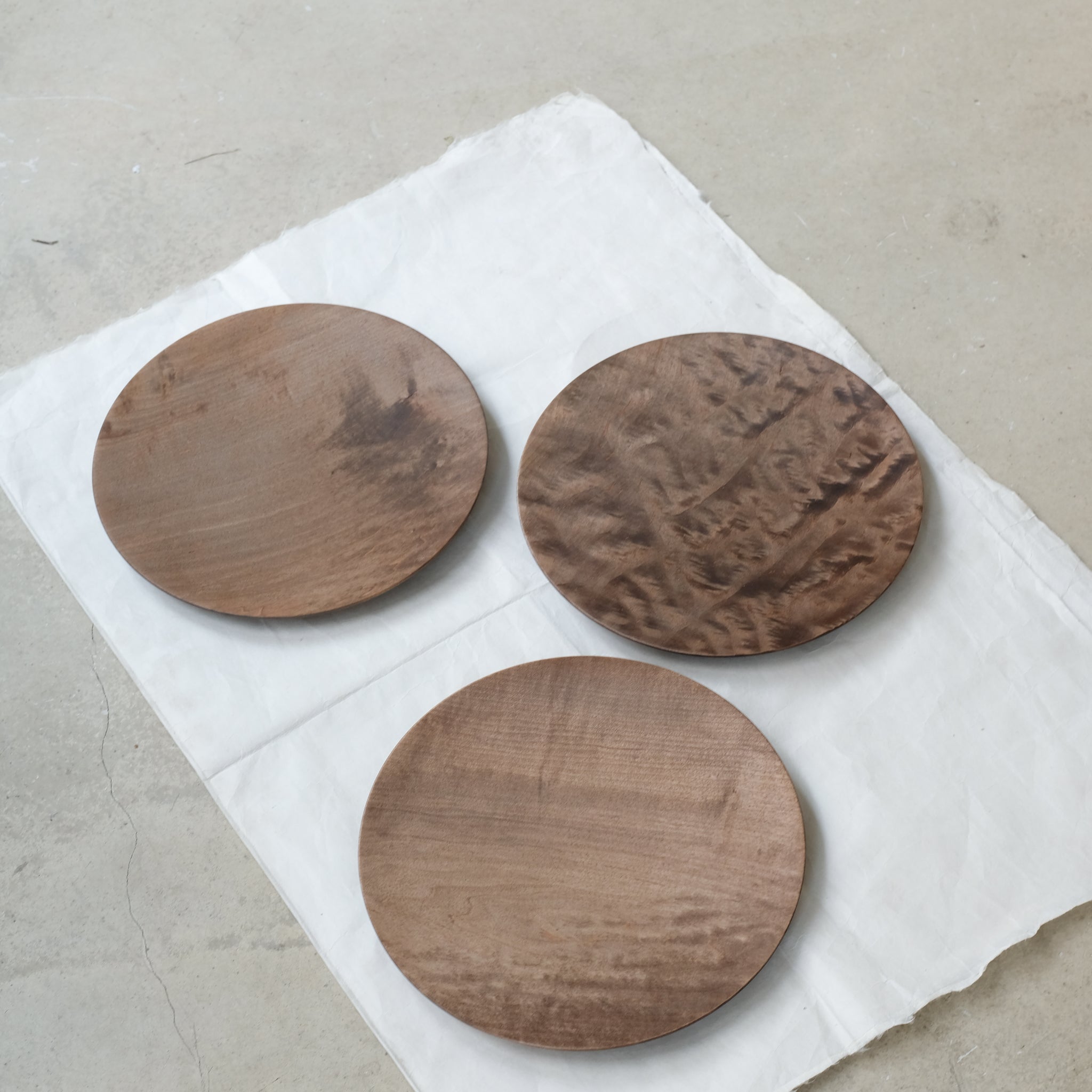 Assiette plate en érable japonais D24cm - marron de Yu Uchida chez Brutal Ceramics
