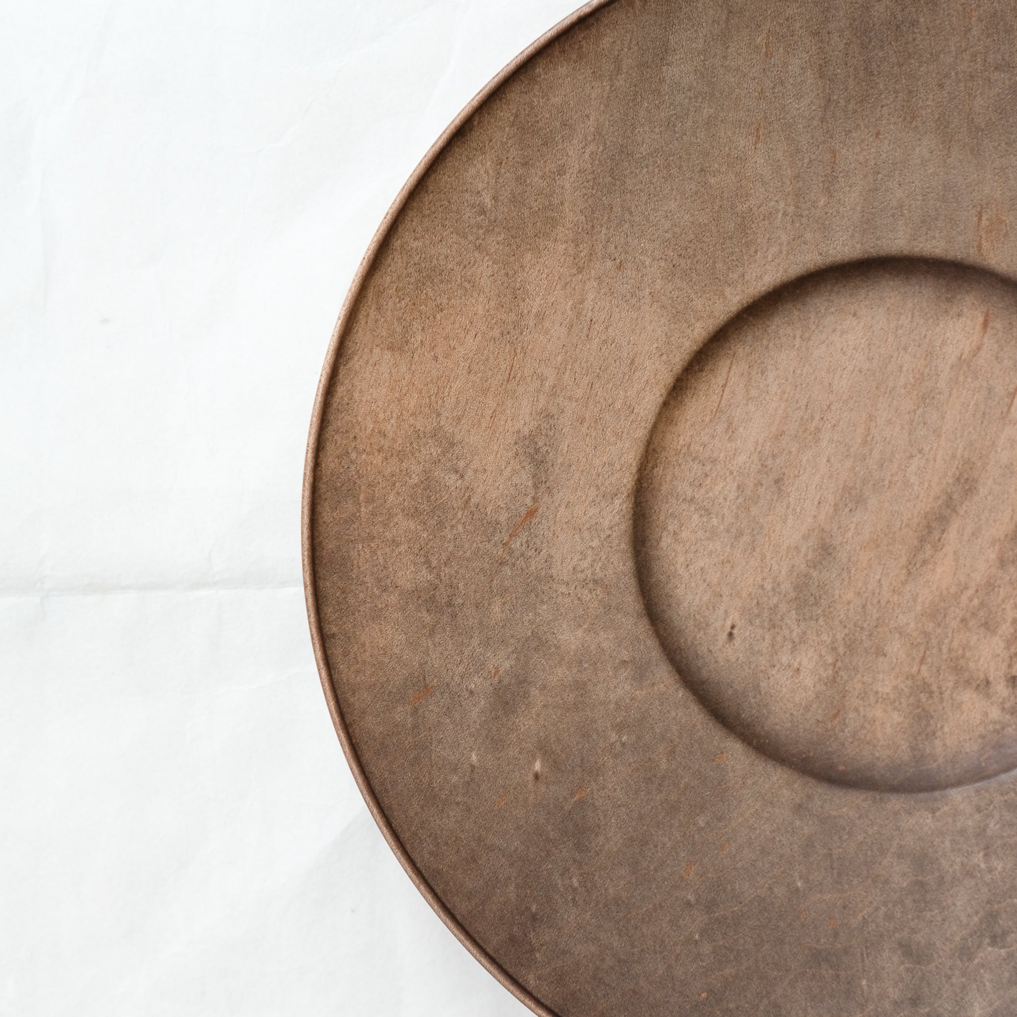 Assiette creuse en érable japonais D21cm - marron de Yu Uchida chez Brutal Ceramics