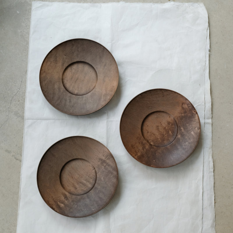 Assiette creuse en érable japonais D21cm - marron de Yu Uchida chez Brutal Ceramics