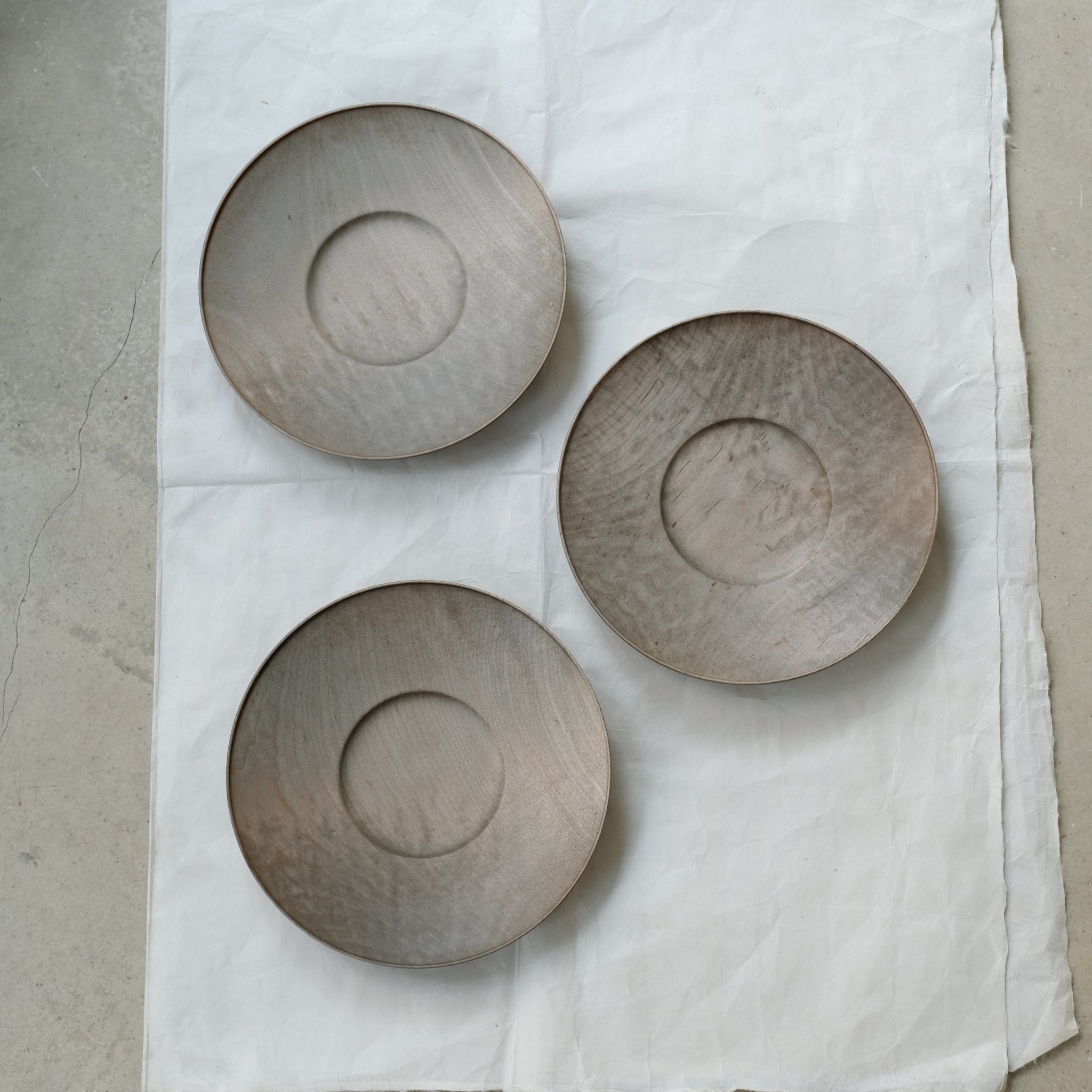 Assiette creuse en érable japonais D21cm - gris brun - de Yu Uchida chez Brutal Ceramics