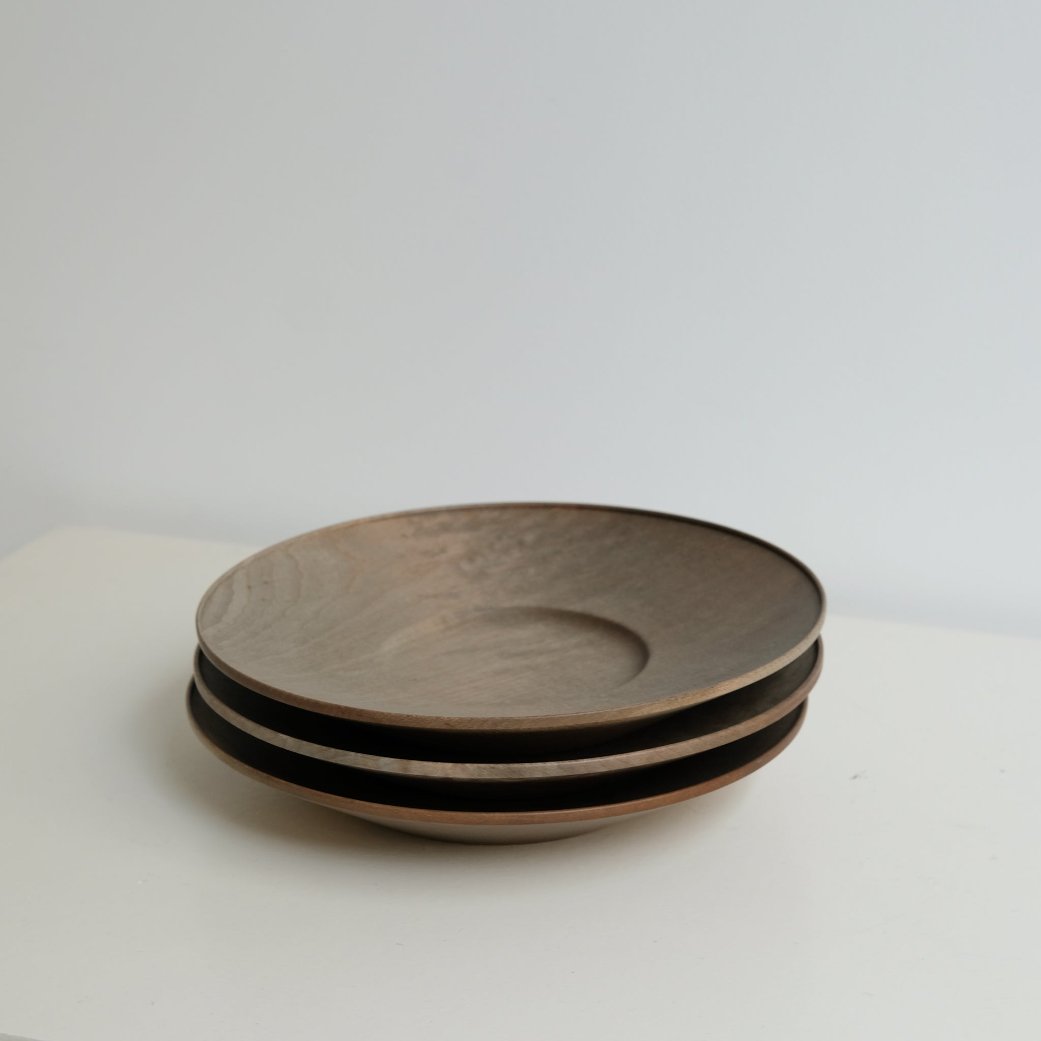 Assiette creuse en érable japonais D21cm - gris brun - de Yu Uchida chez Brutal Ceramics