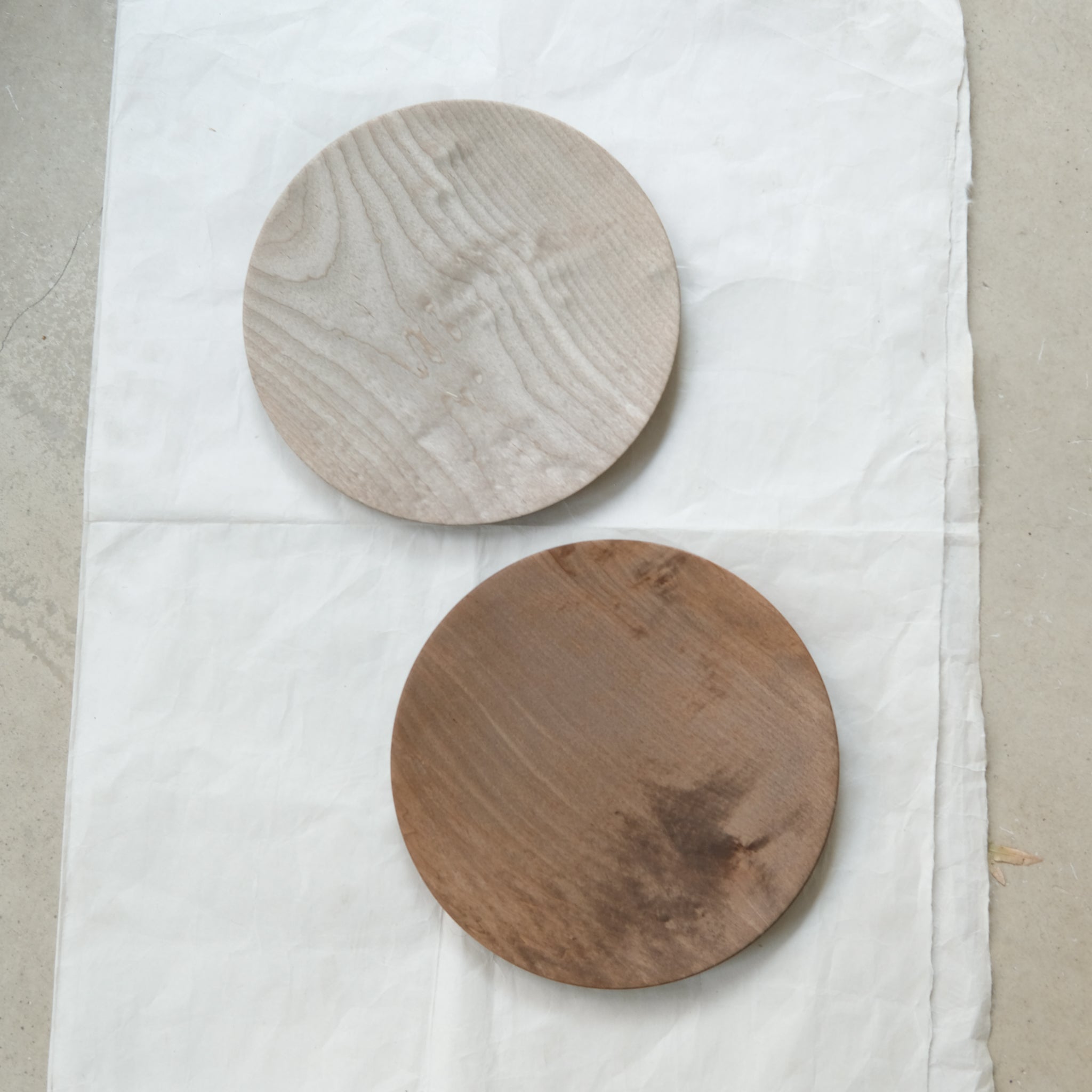 Assiette plate en érable japonais D24cm - gris brun de Yu Uchida chez Brutal Ceramics