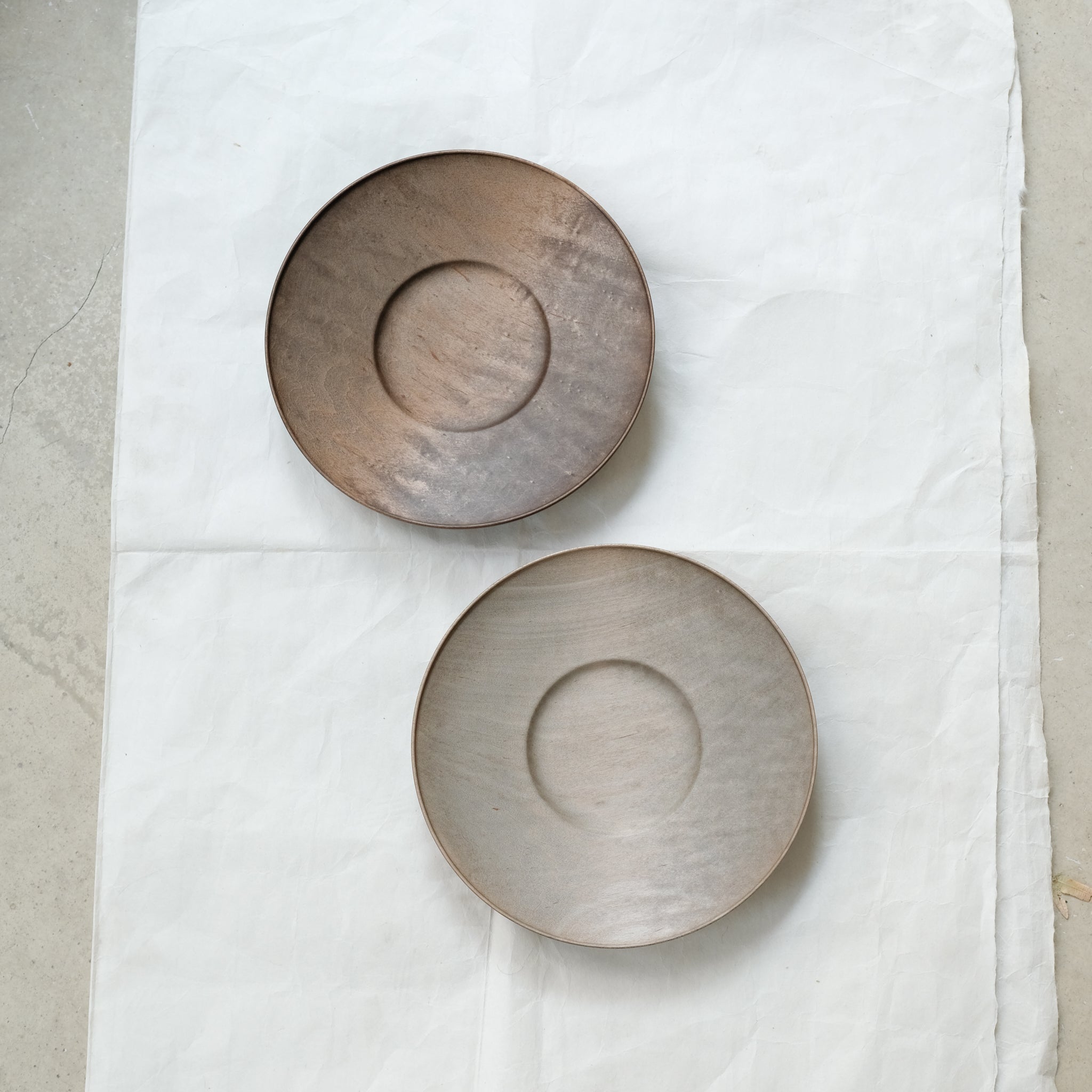 Assiette creuse en érable japonais D21cm - gris brun - de Yu Uchida chez Brutal Ceramics