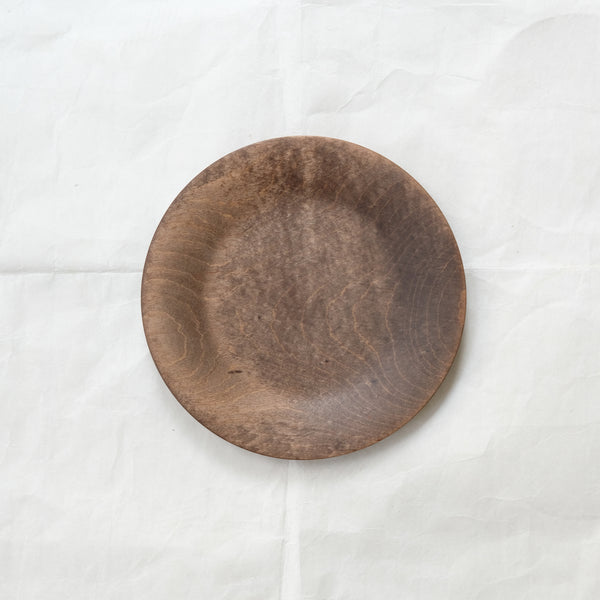 Assiette avec bords en érable japonais D18cm - marron de Yu Uchida chez Brutal Ceramics