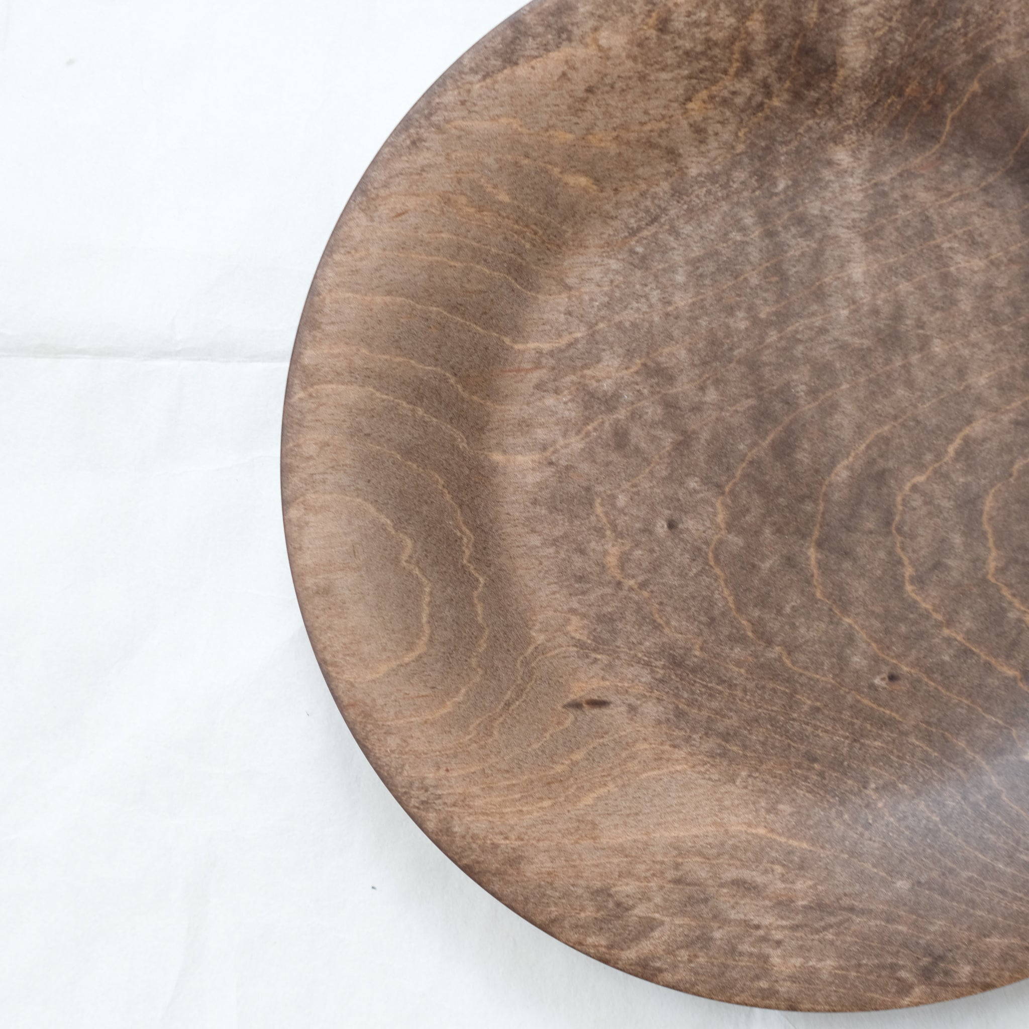 Assiette avec bords en érable japonais D18cm - marron de Yu Uchida chez Brutal Ceramics