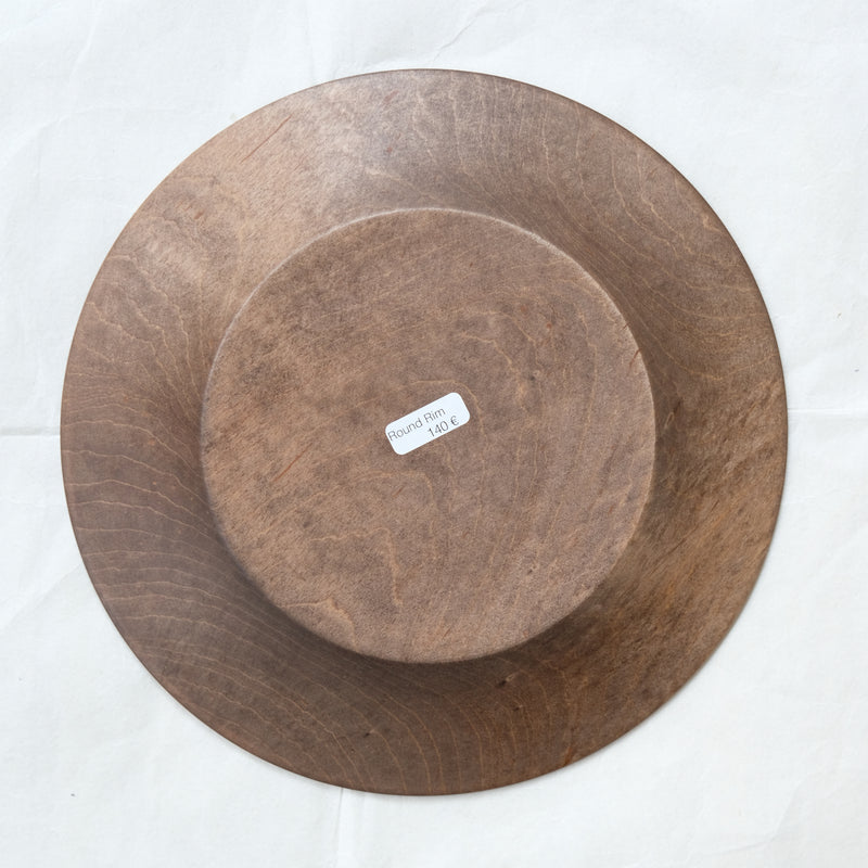Assiette avec bords en érable japonais D18cm - marron de Yu Uchida chez Brutal Ceramics