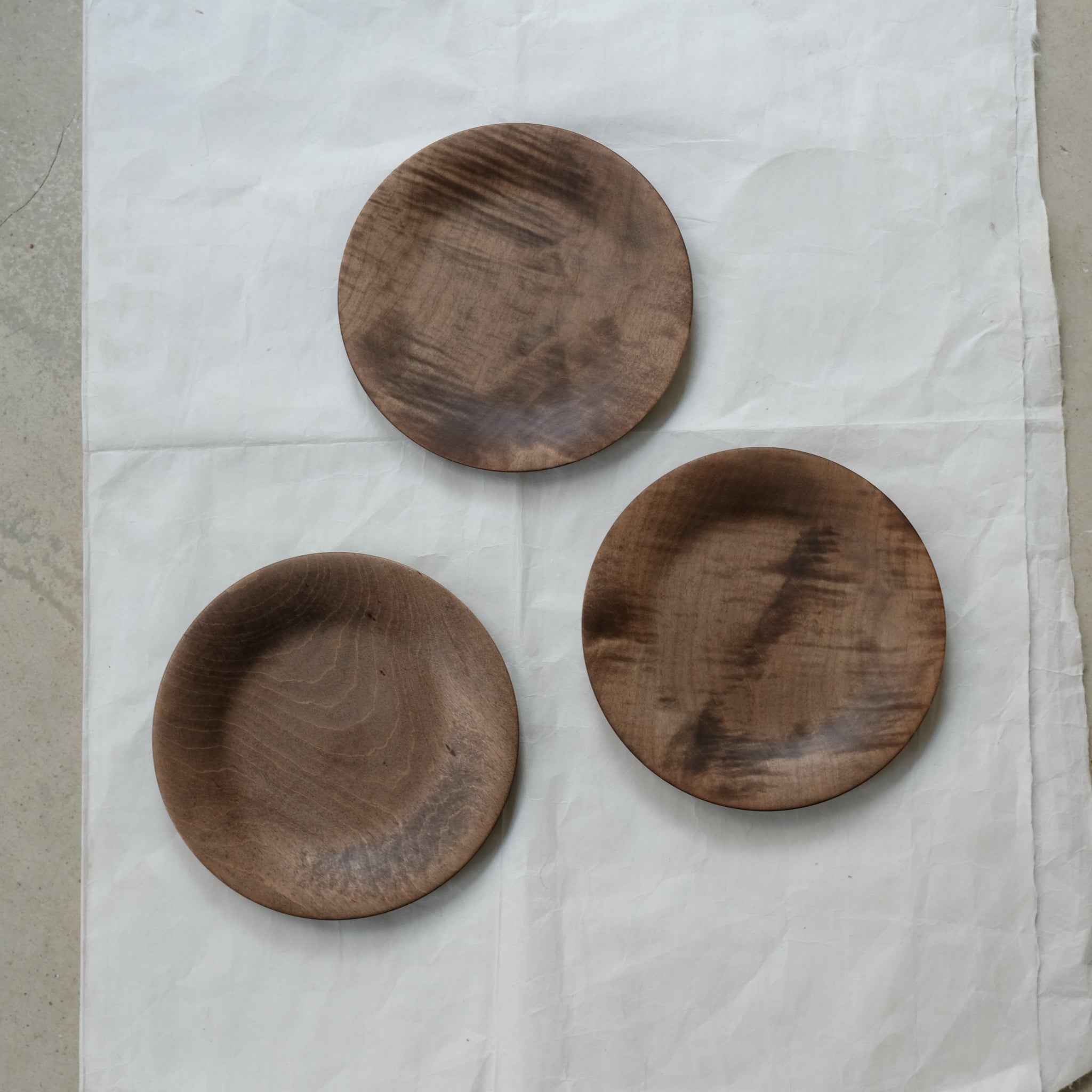 Assiette avec bords en érable japonais D18cm - marron de Yu Uchida chez Brutal Ceramics