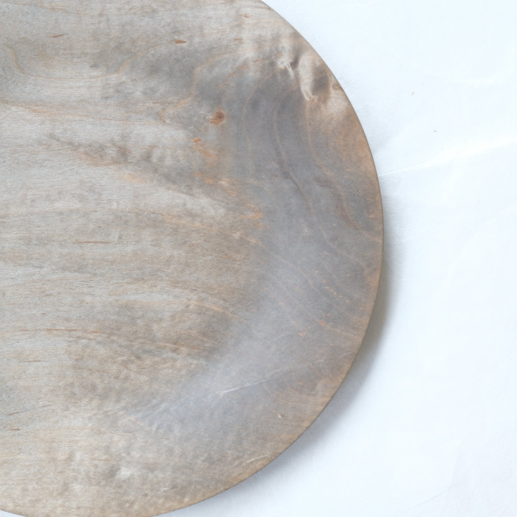Assiette avec bords en érable japonais D18cm - gris brun de Yu Uchida chez Brutal Ceramics