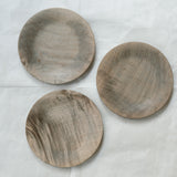 Assiette avec bords en érable japonais D18cm - gris brun de Yu Uchida chez Brutal Ceramics