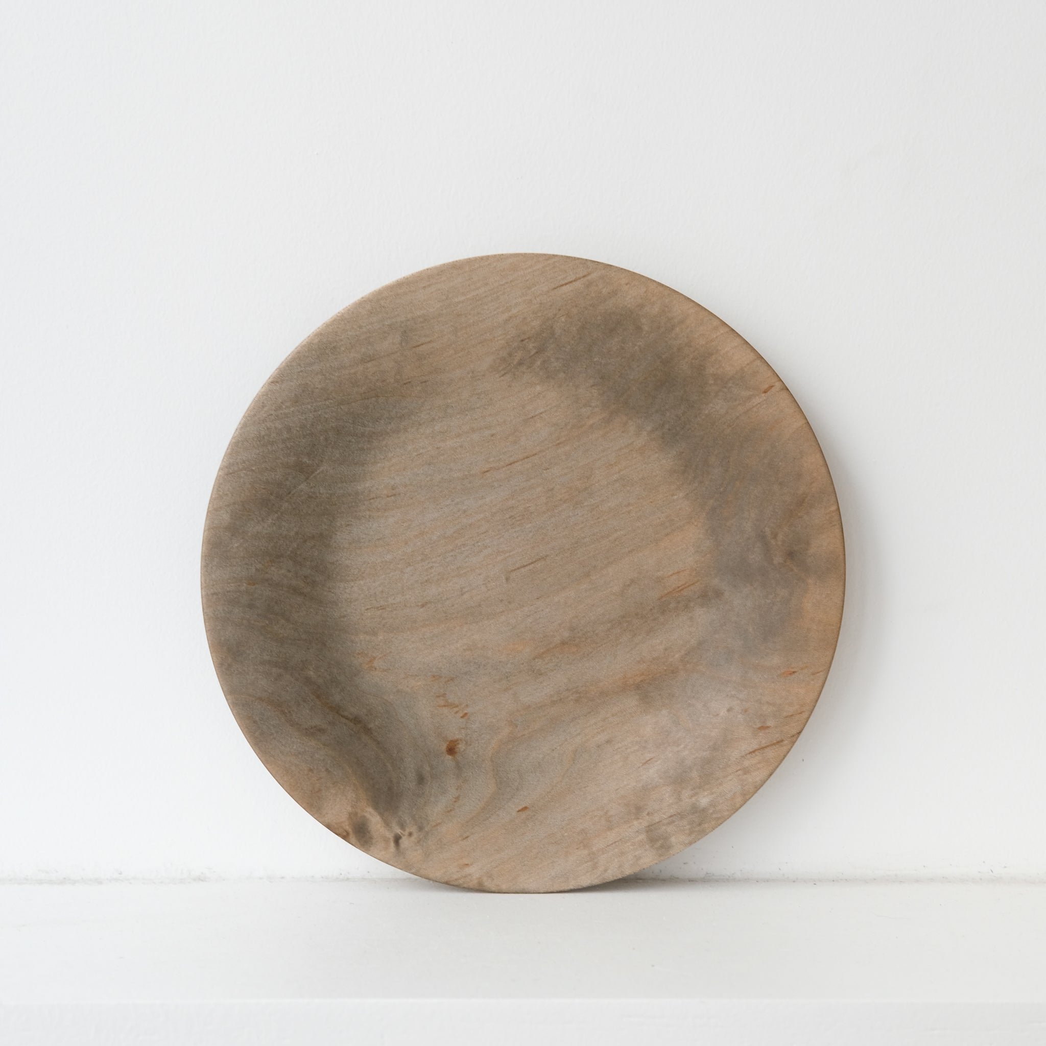 Assiette avec bords en érable japonais D18cm - gris brun de Yu Uchida chez Brutal Ceramics