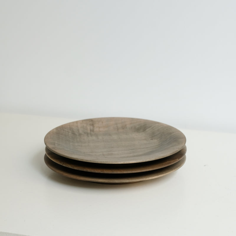 Assiette avec bords en érable japonais D18cm - gris brun de Yu Uchida chez Brutal Ceramics