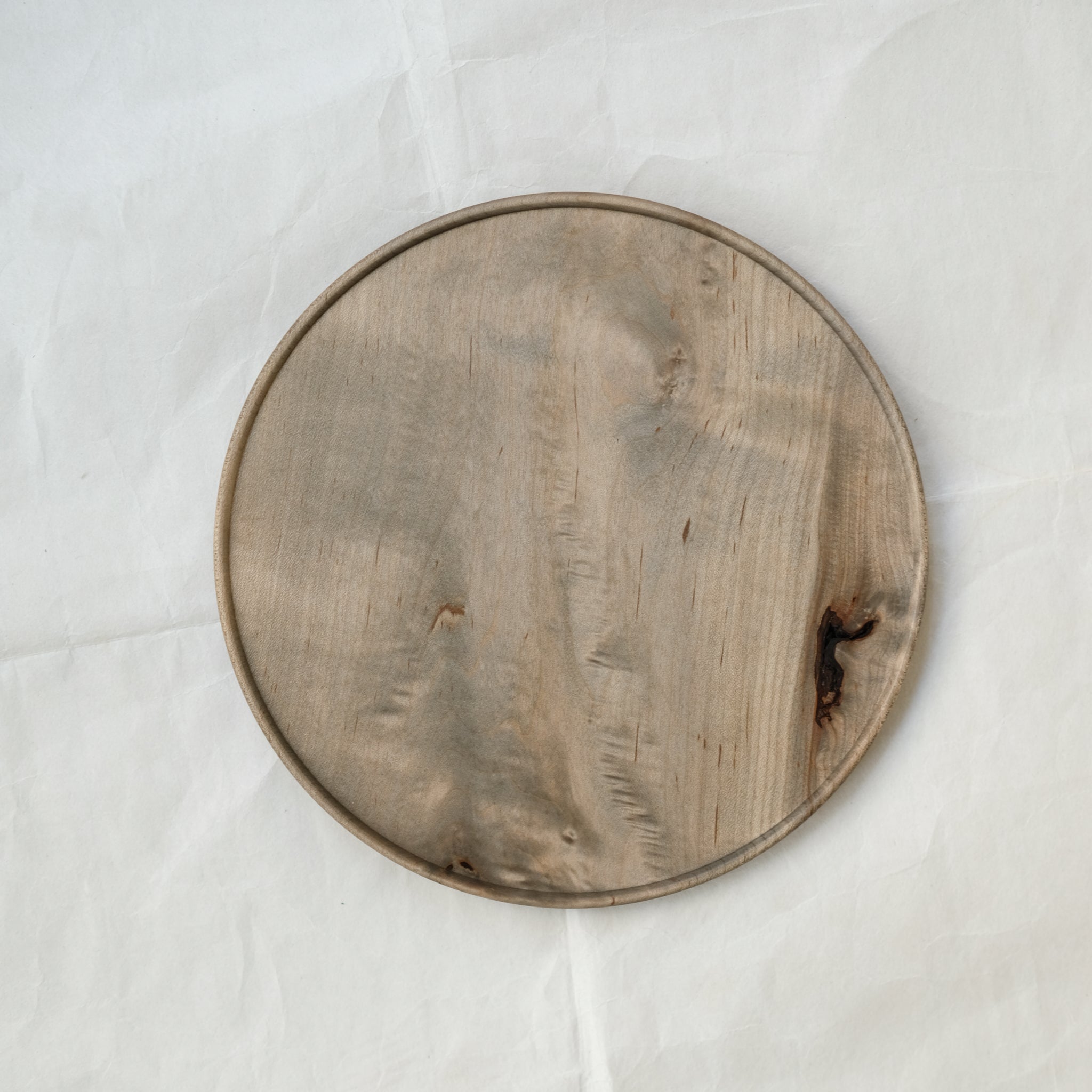 Plateau en érable japonais D21cm - gris brun de Yu Uchida chez Brutal Ceramics