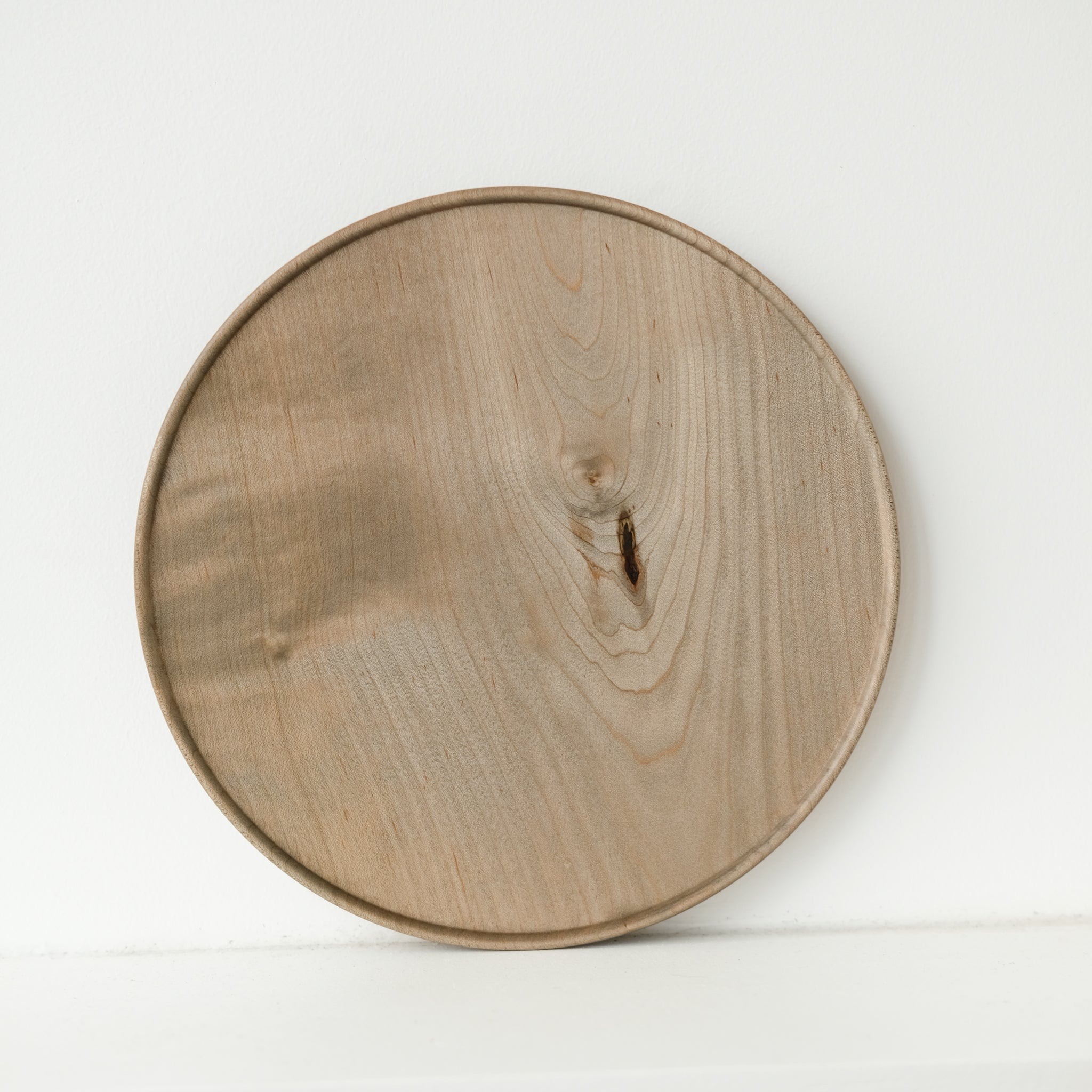 Plateau en érable japonais D21cm - gris brun de Yu Uchida chez Brutal Ceramics