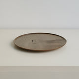 Plateau en érable japonais D21cm - gris brun de Yu Uchida chez Brutal Ceramics