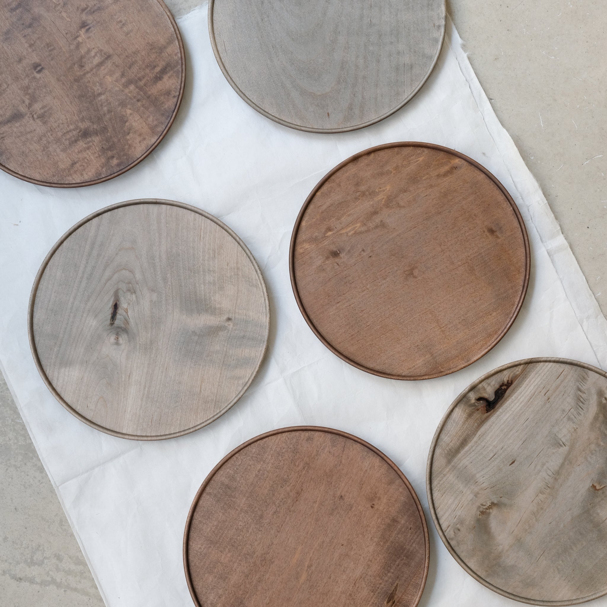 Plateau en érable japonais D21cm - gris brun de Yu Uchida chez Brutal Ceramics