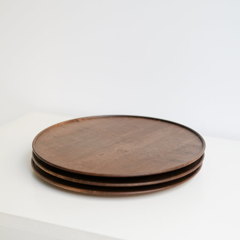 Plateau en érable japonais D27cm - marron de Yu Uchida chez Brutal Ceramics