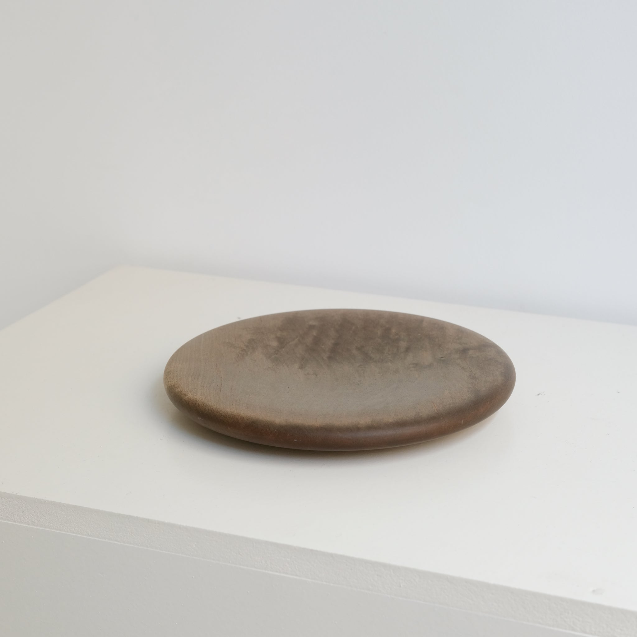 Assiette épaisse en érable japonais D 22cm - gris brun de Yu Uchida chez Brutal Ceramics
