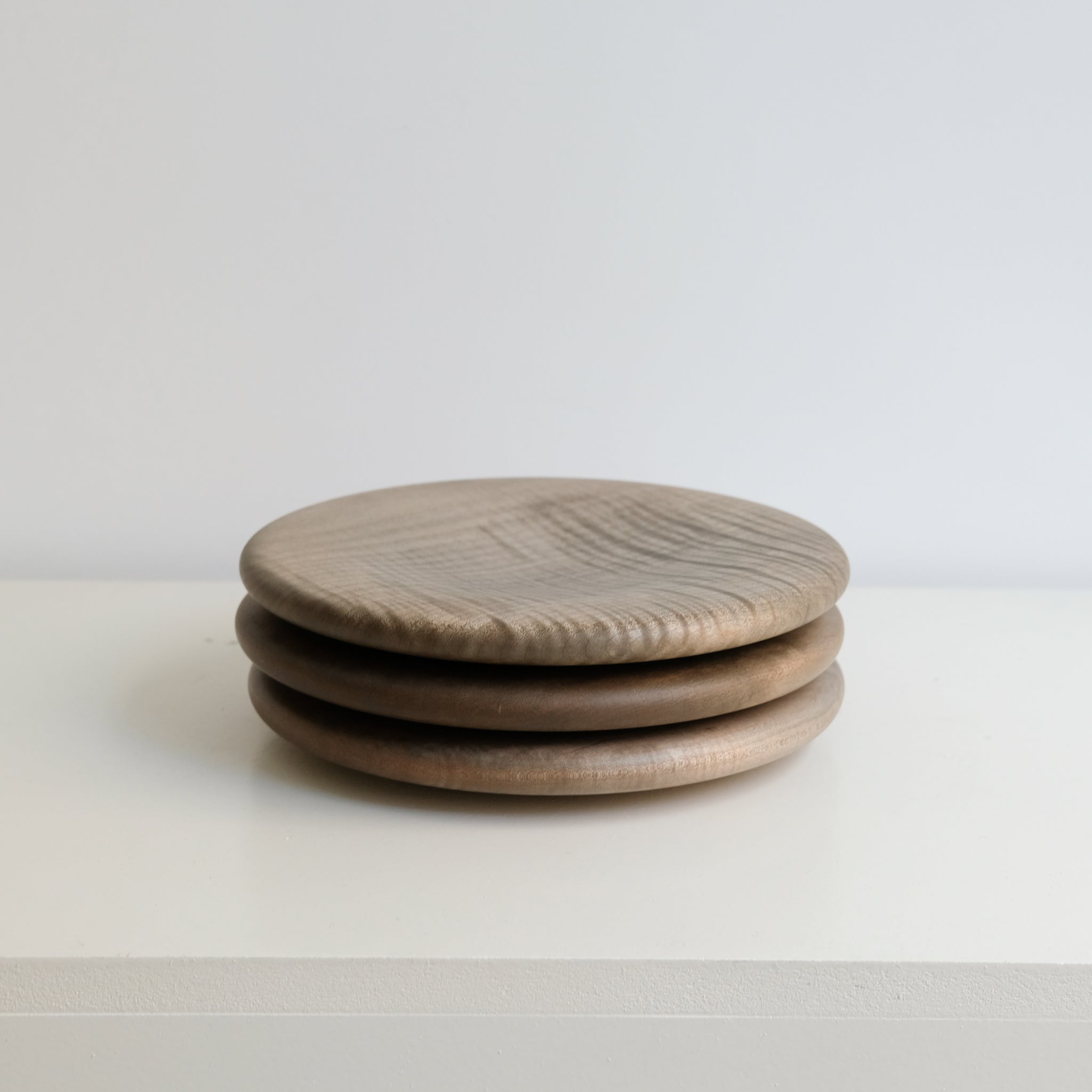 Assiette épaisse en érable japonais D 22cm - gris brun de Yu Uchida chez Brutal Ceramics