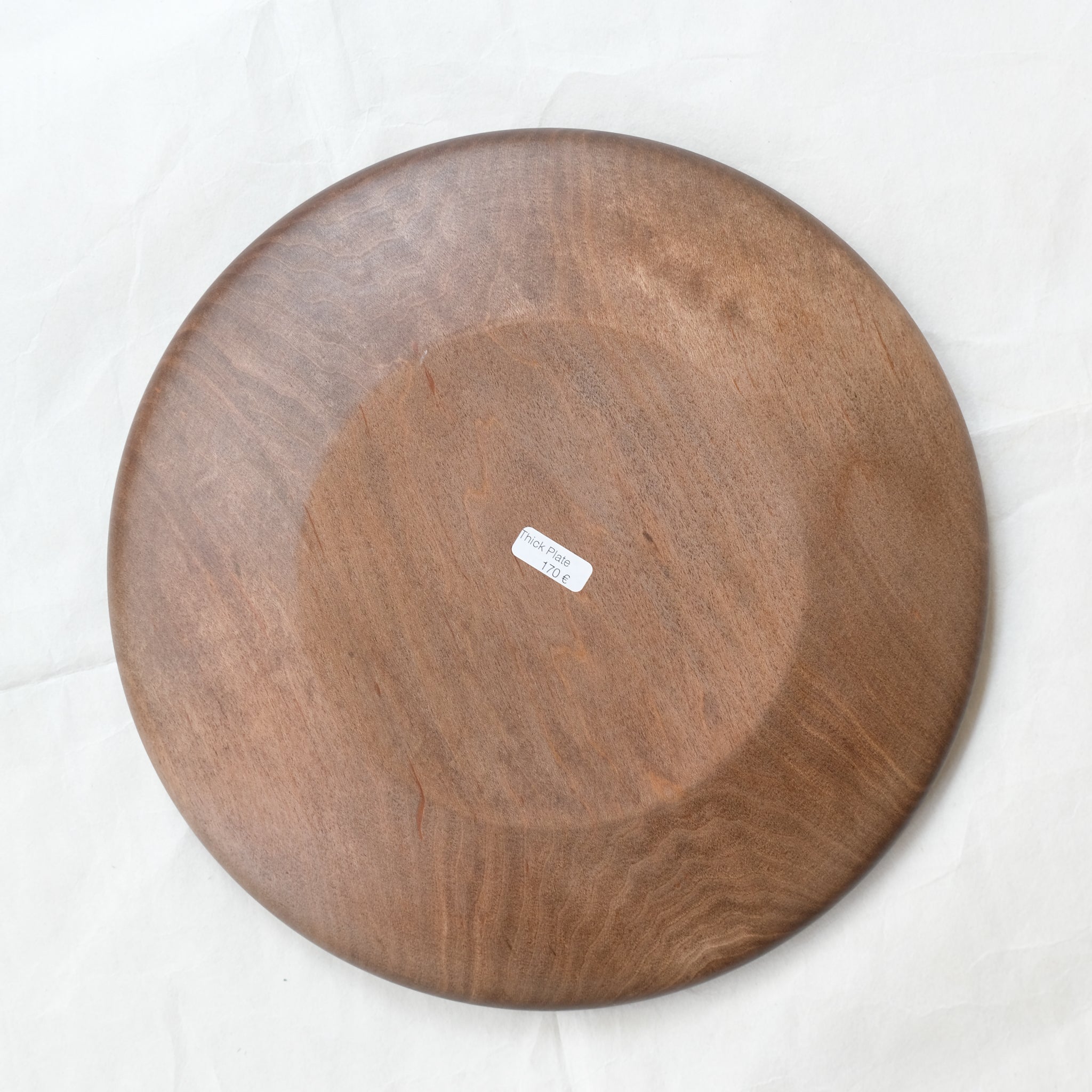 Assiette épaisse en érable japonais D 22cm - marron de Yu Uchida chez Brutal Ceramics