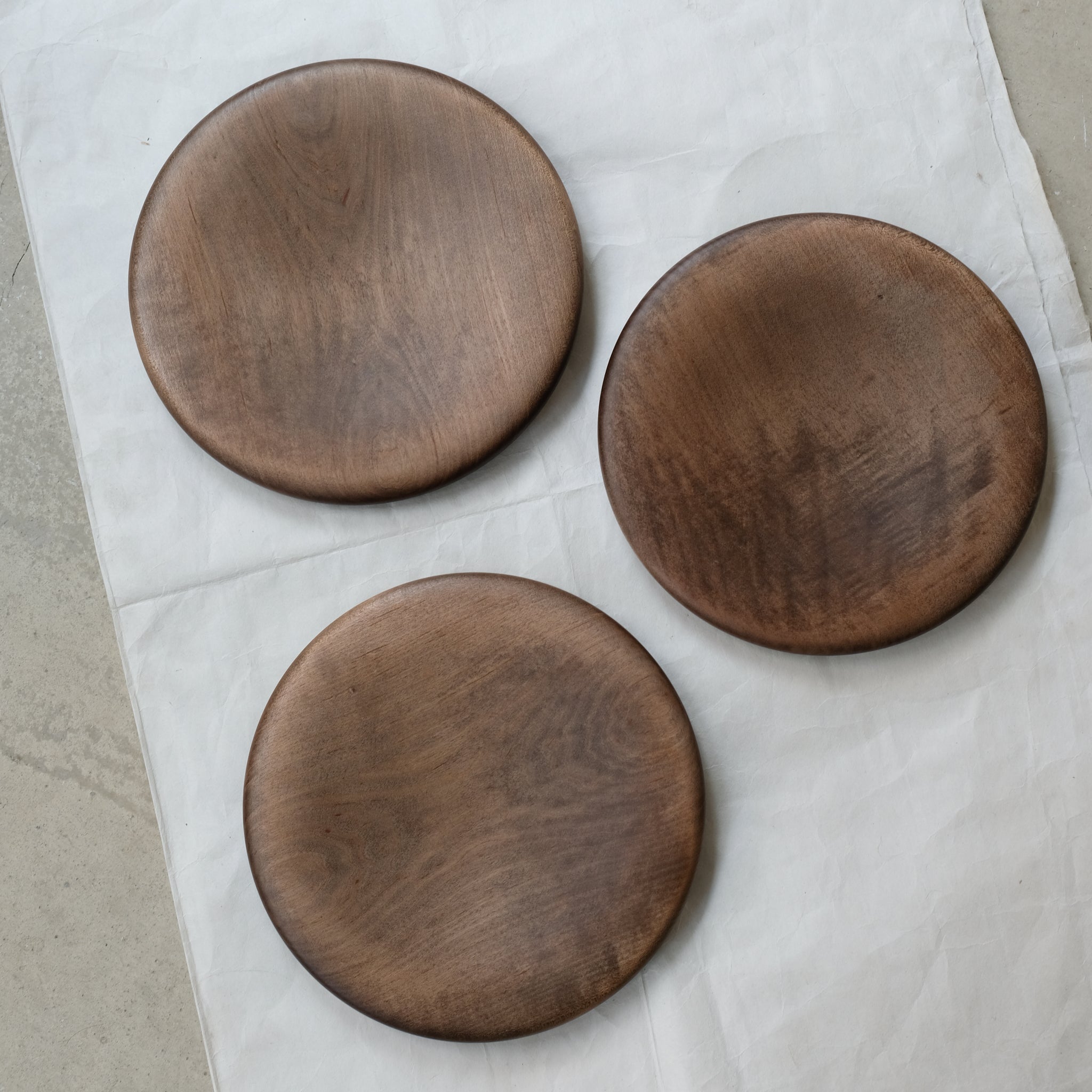Assiette épaisse en érable japonais D 22cm - marron de Yu Uchida chez Brutal Ceramics