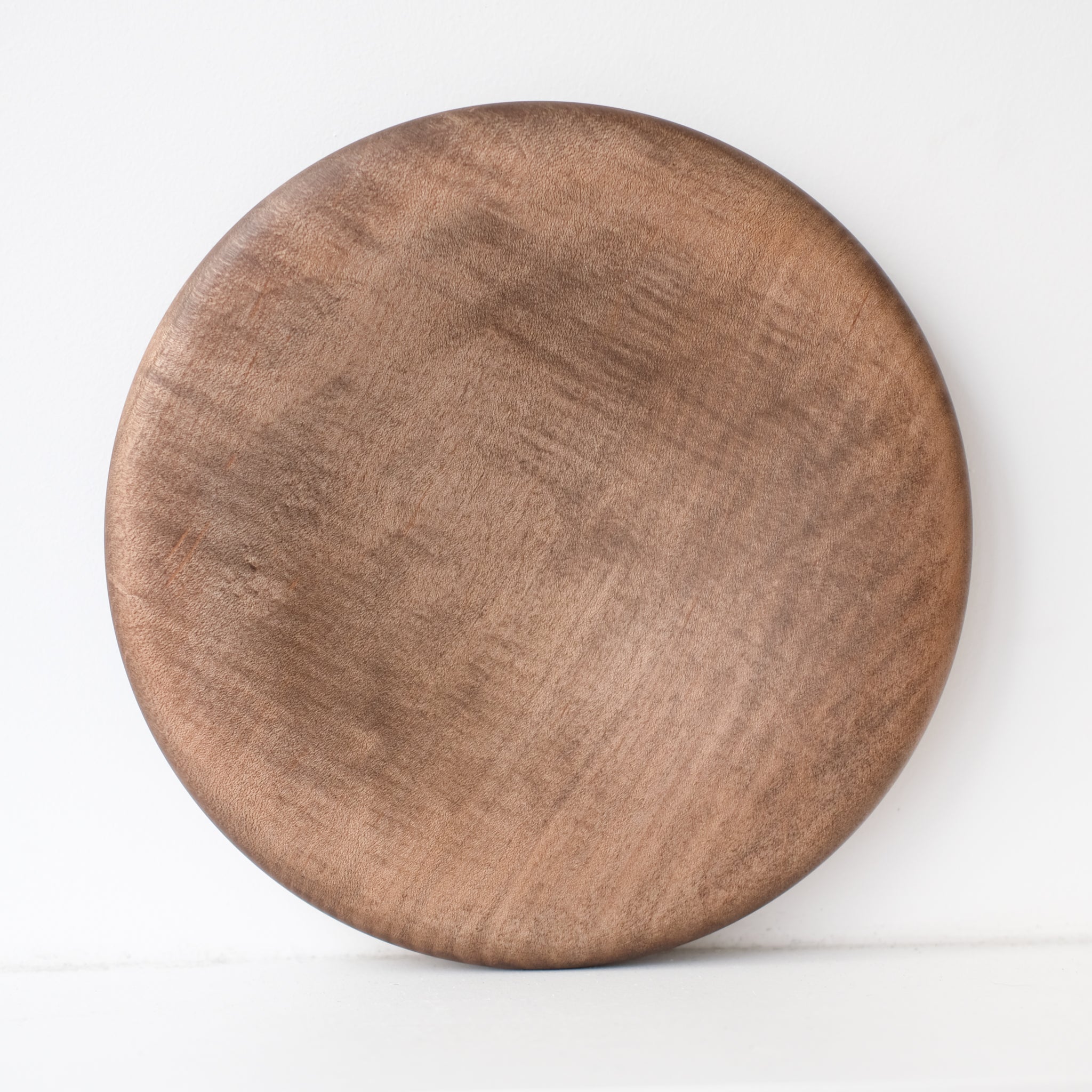 Assiette épaisse en érable japonais D 22cm - marron de Yu Uchida chez Brutal Ceramics