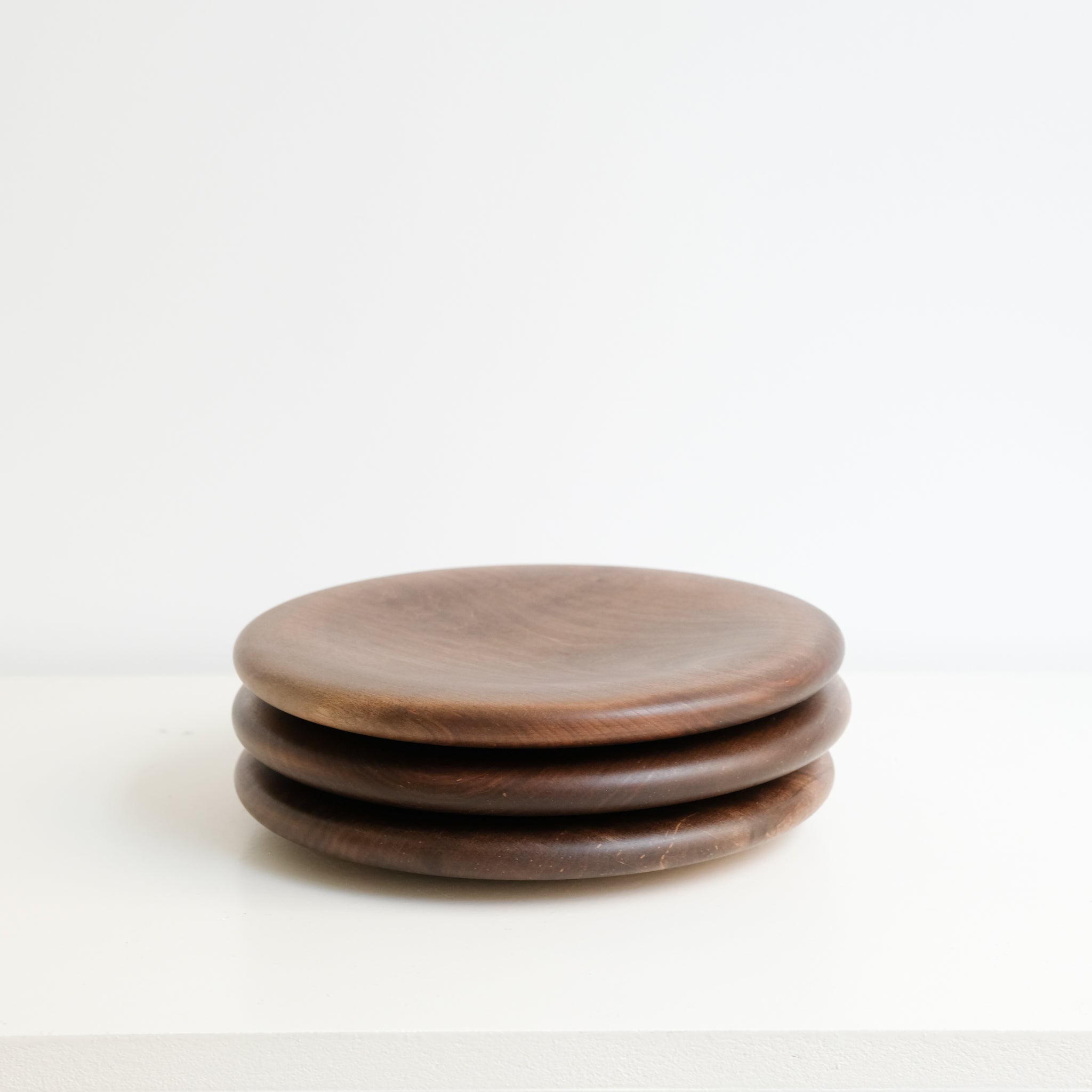 Assiette épaisse en érable japonais D 22cm - marron de Yu Uchida chez Brutal Ceramics