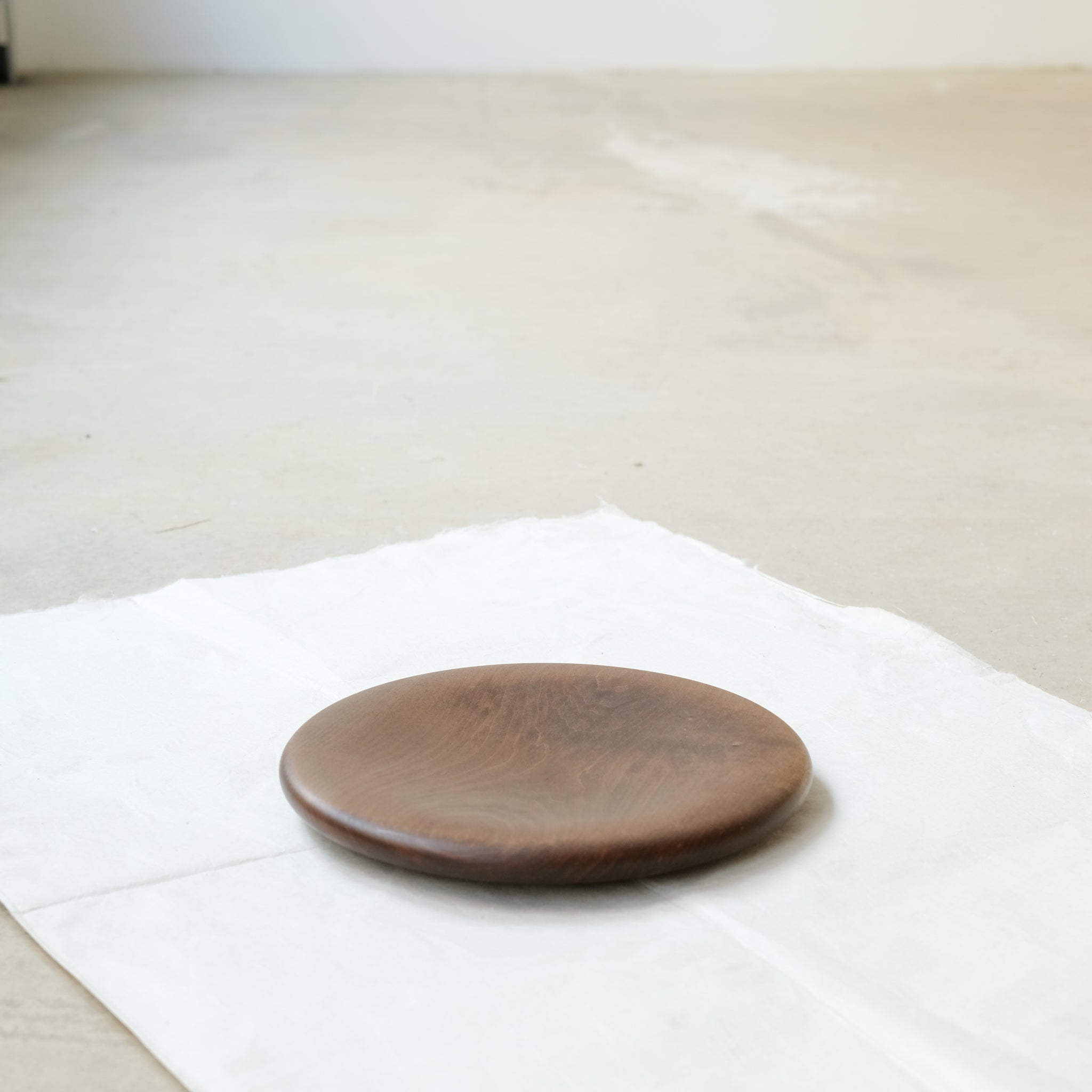 Assiette épaisse en érable japonais D 22cm - marron de Yu Uchida chez Brutal Ceramics