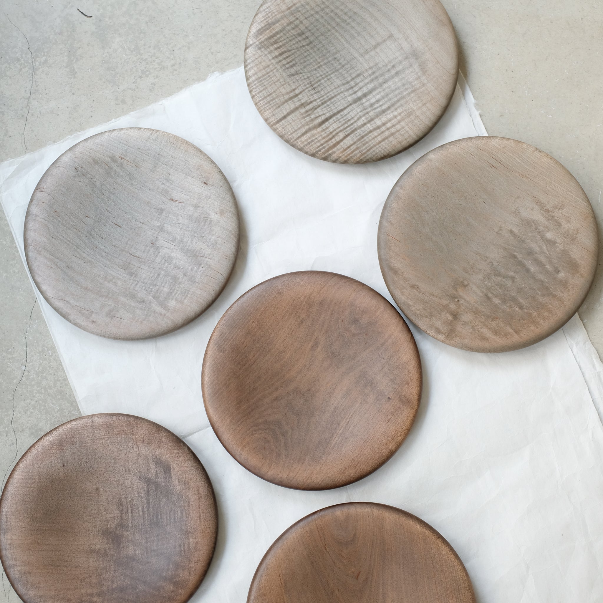 Assiette épaisse en érable japonais D 22cm - gris brun de Yu Uchida chez Brutal Ceramics