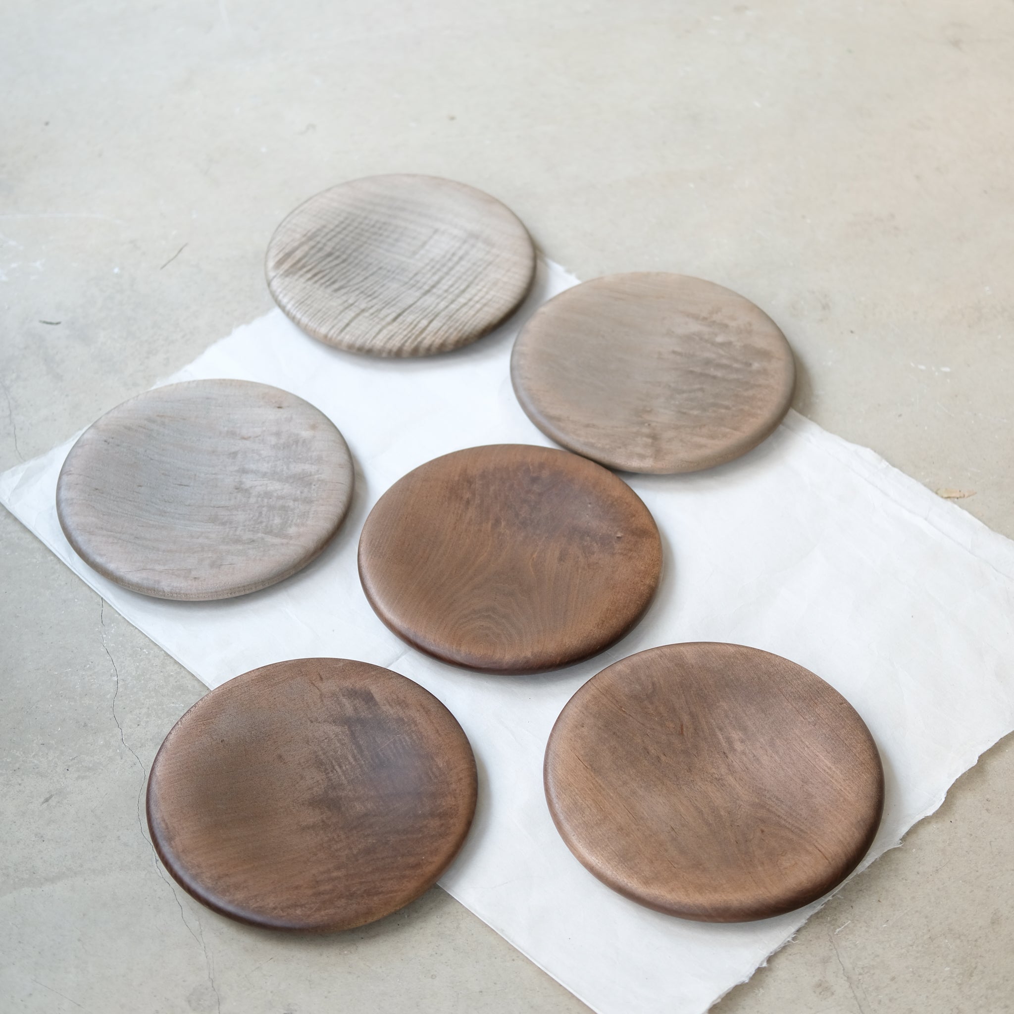 Assiette épaisse en érable japonais D 22cm - marron de Yu Uchida chez Brutal Ceramics